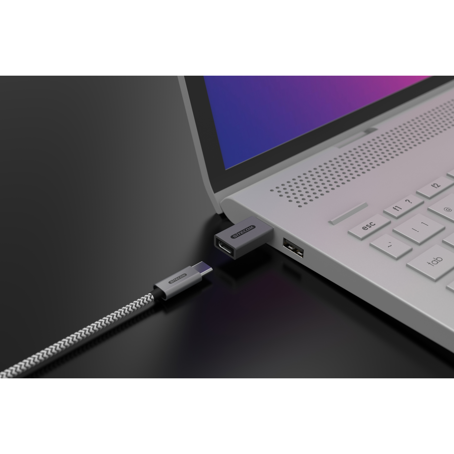 Laptop mit angeschlossenem USB-C-auf-USB-Adapter. SD-Karte im Laptop eingesetzt.