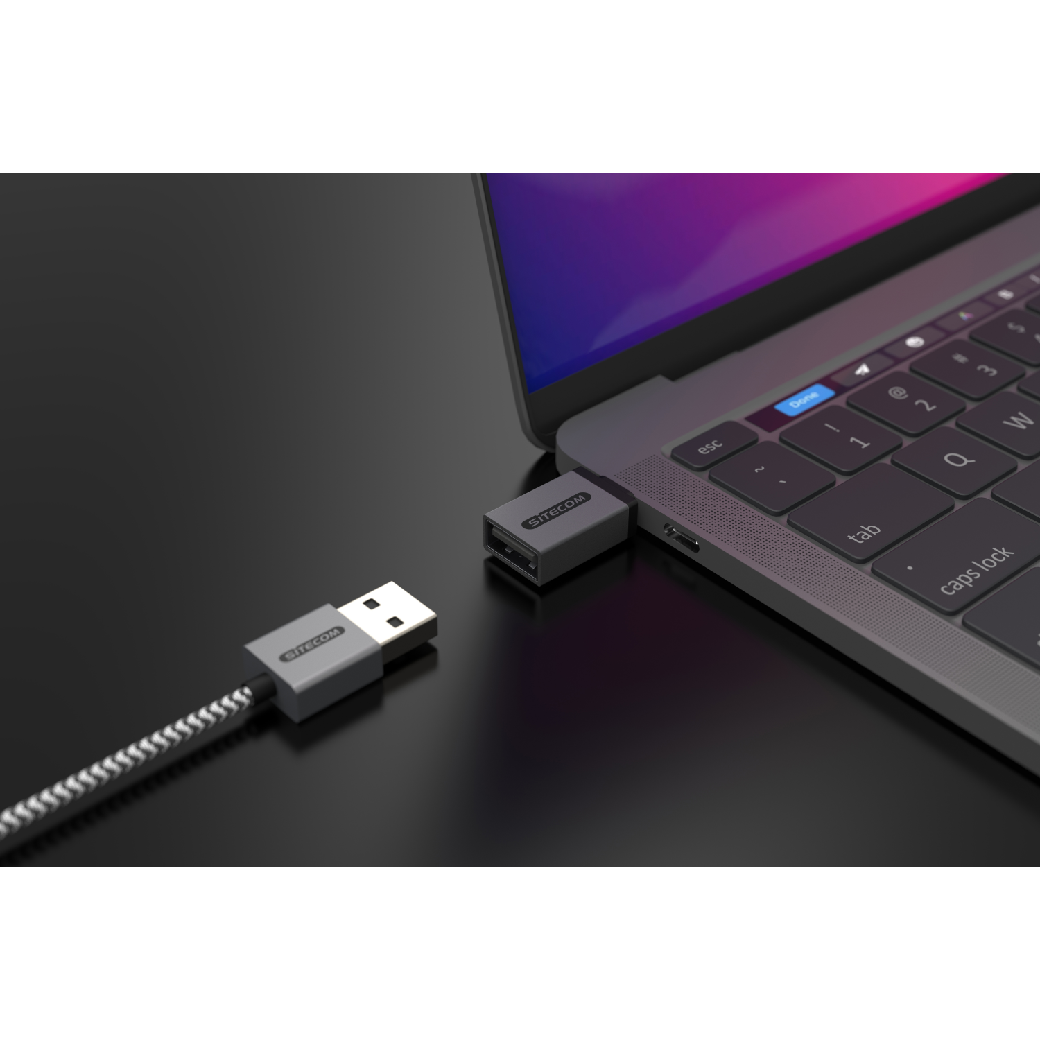 Ein Laptop mit angeschlossenem SITECOM USB-Adapter.