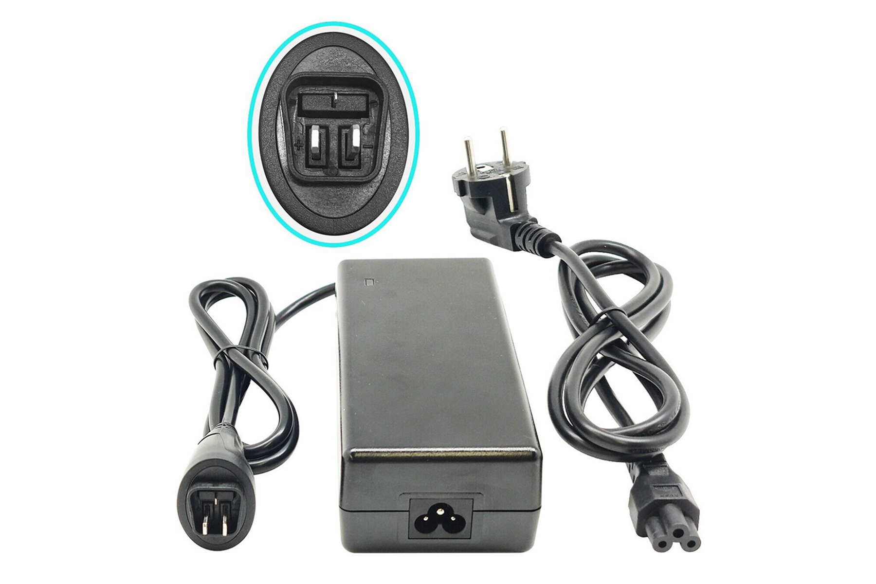 Ein schwarzes Netzteil mit Kabel und Stecker. Es gibt eine Nahaufnahme des Ladeanschlusses.