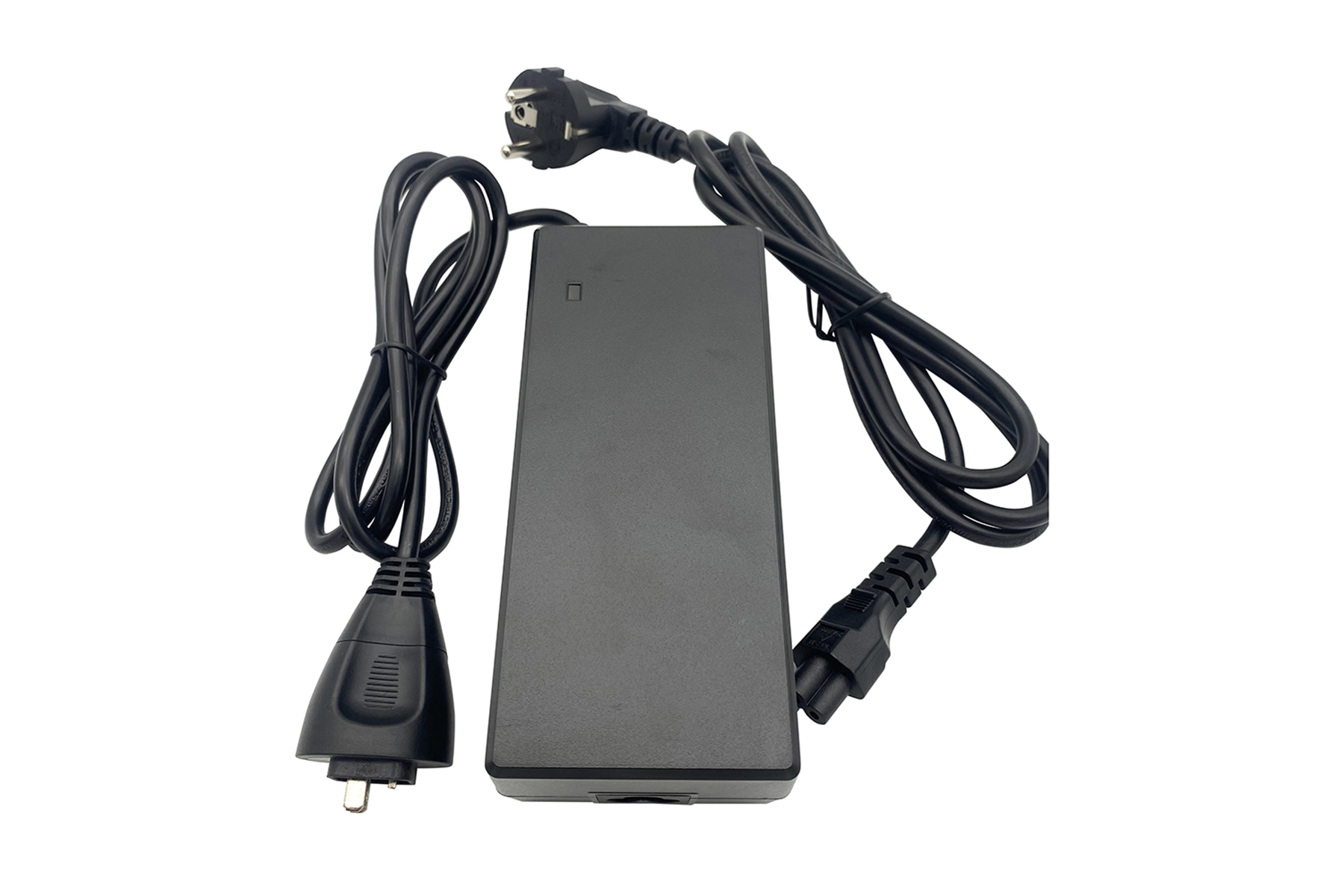Ein schwarzes Netzteil mit zwei Kabeln und einem Stecker, auf weißem Grund.