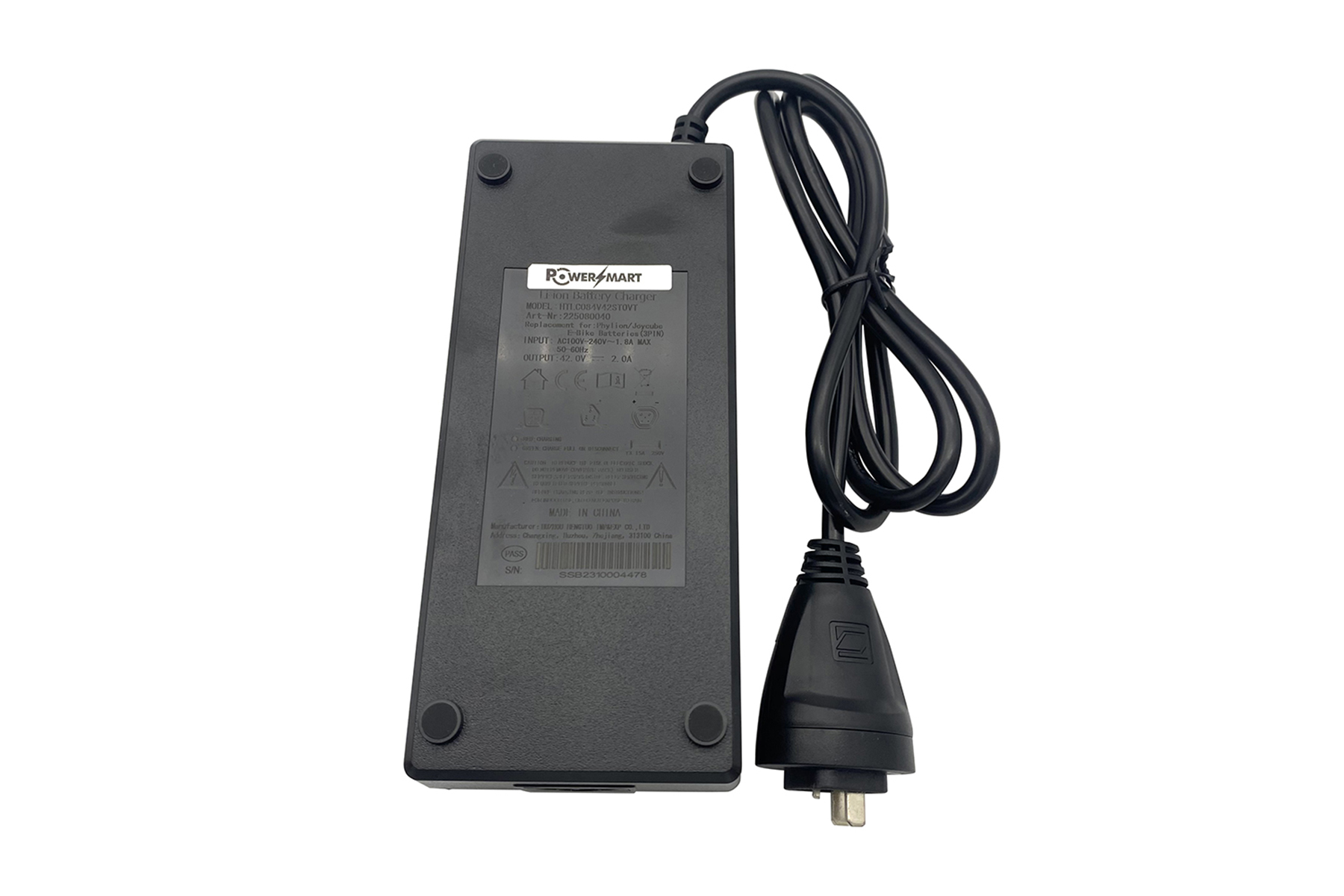 Ein schwarzes Netzteil für einen Elektroroller. Enthält ein Kabel und einen Stecker. Text beschreibt die Spezifikationen.