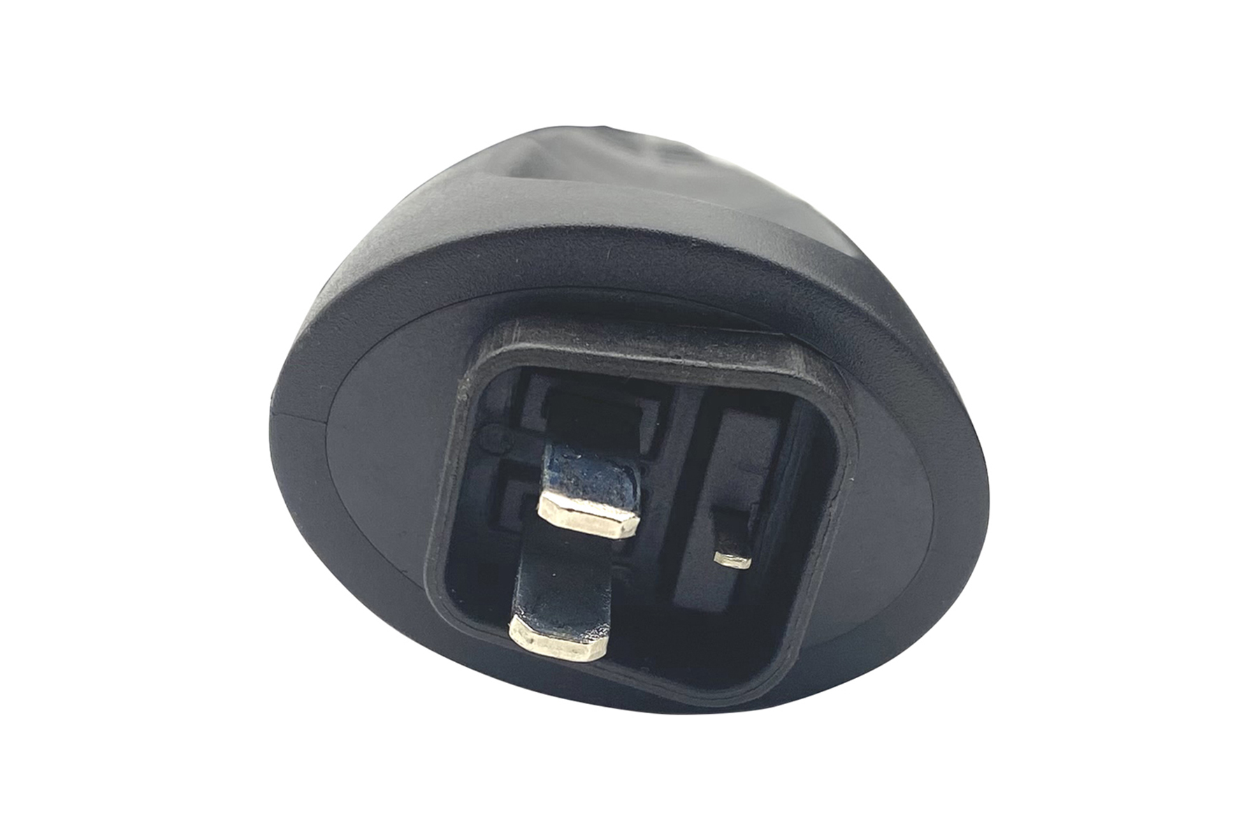 Schwarzer Netzstecker mit drei Pins. Isoliert auf weißem Hintergrund. Winkelansicht.