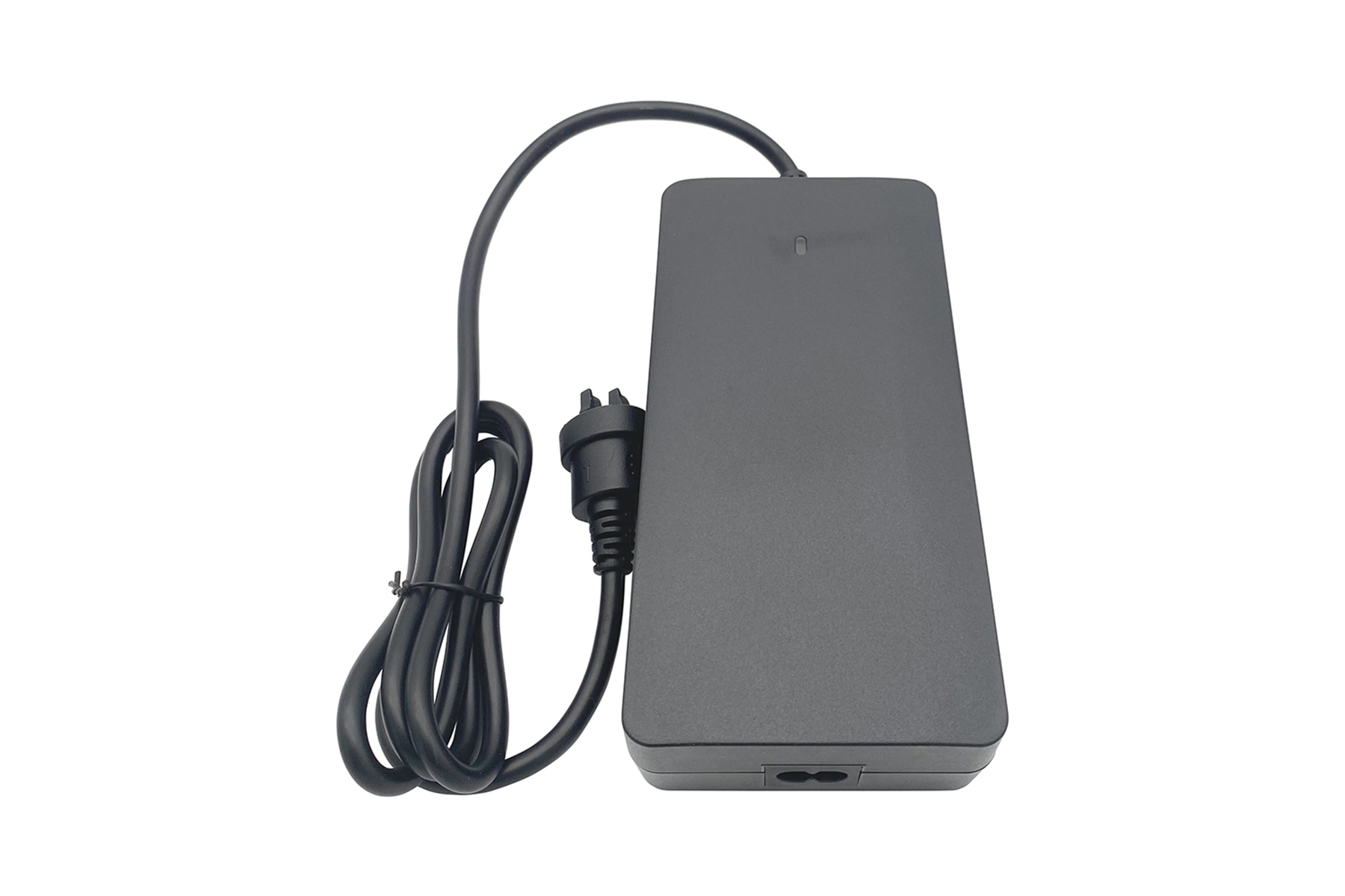 Ein schwarzes Netzteil mit schwarzem Kabel und Stecker, isoliert auf weißem Hintergrund.