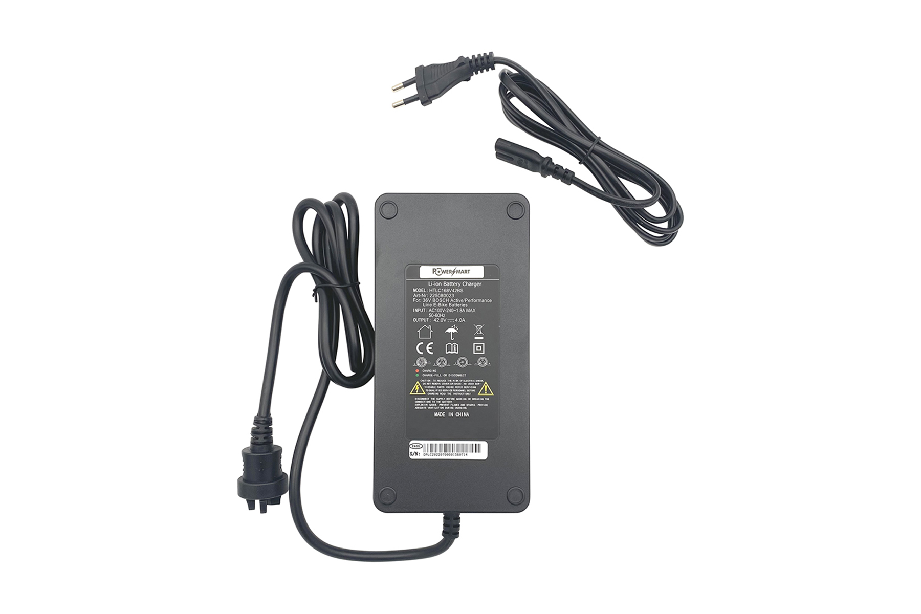 Schwarzes Batterieladegerät mit zwei Kabeln und einem Stecker. Schwarzes Etikett mit Text.