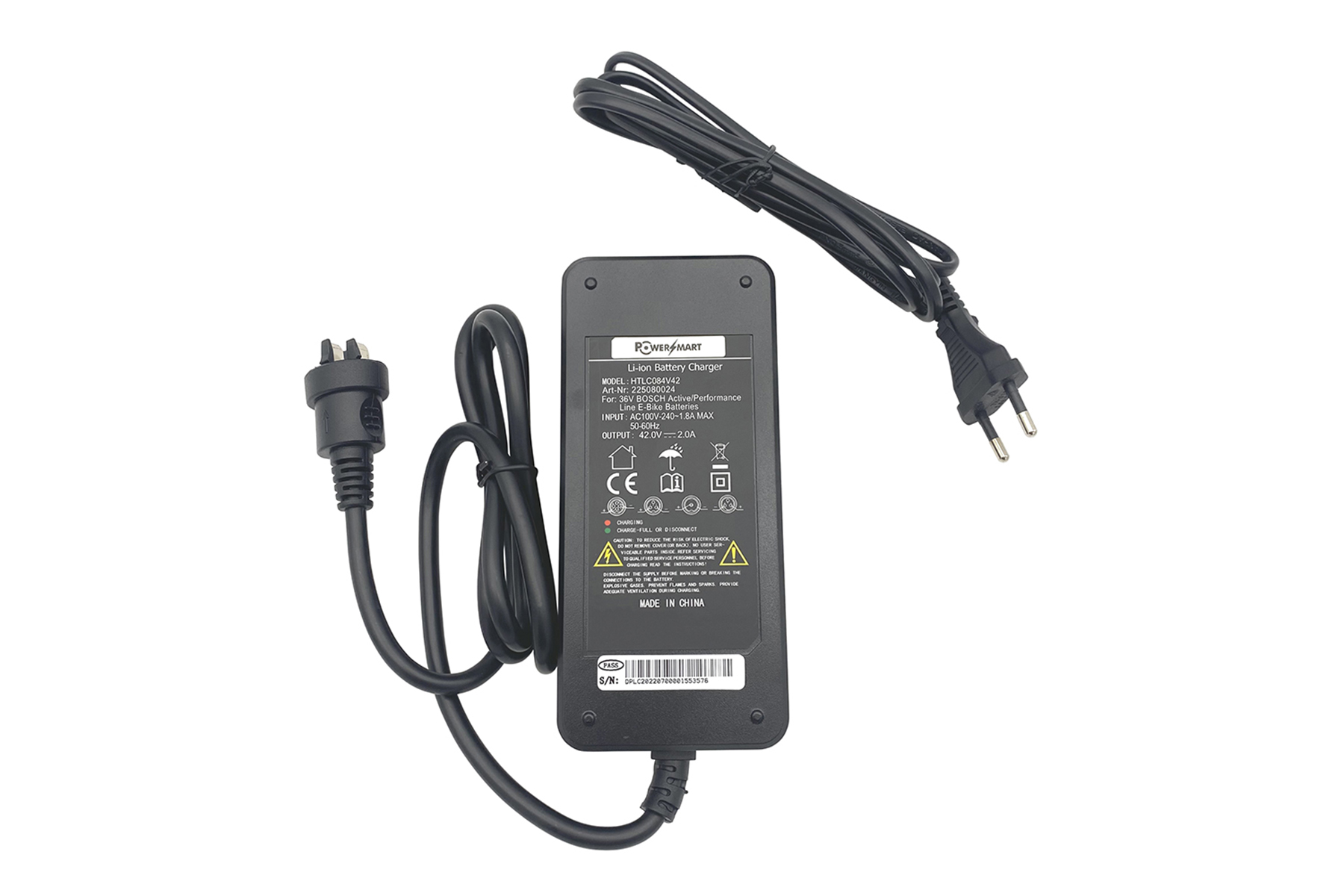 Schwarzes Batterieladegerät mit schwarzem Kabel und Stecker. Es hat Text und ein Logo.