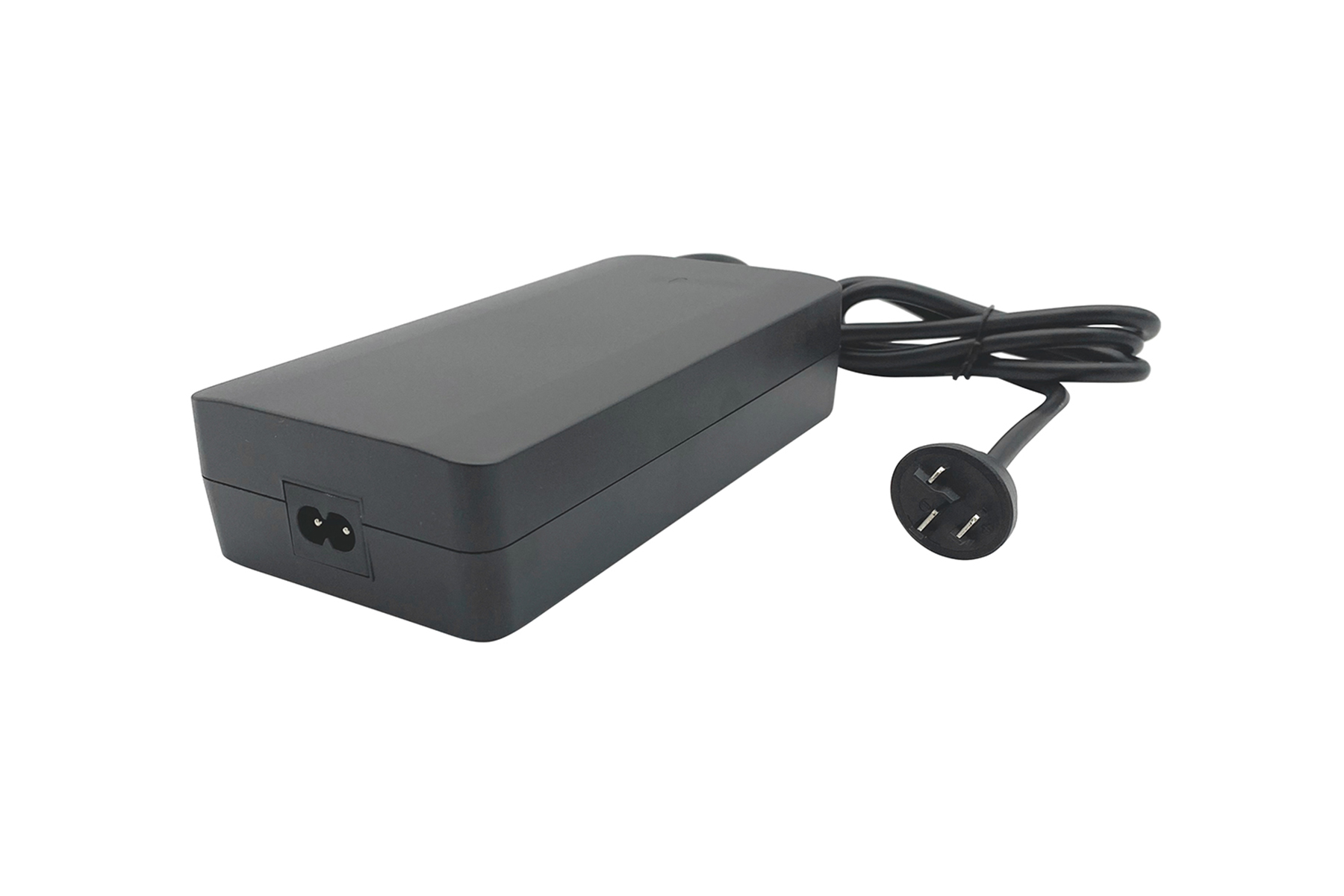 Schwarzes Netzteil mit schwarzem Kabel und Stecker. Es ist auf weißem Hintergrund.