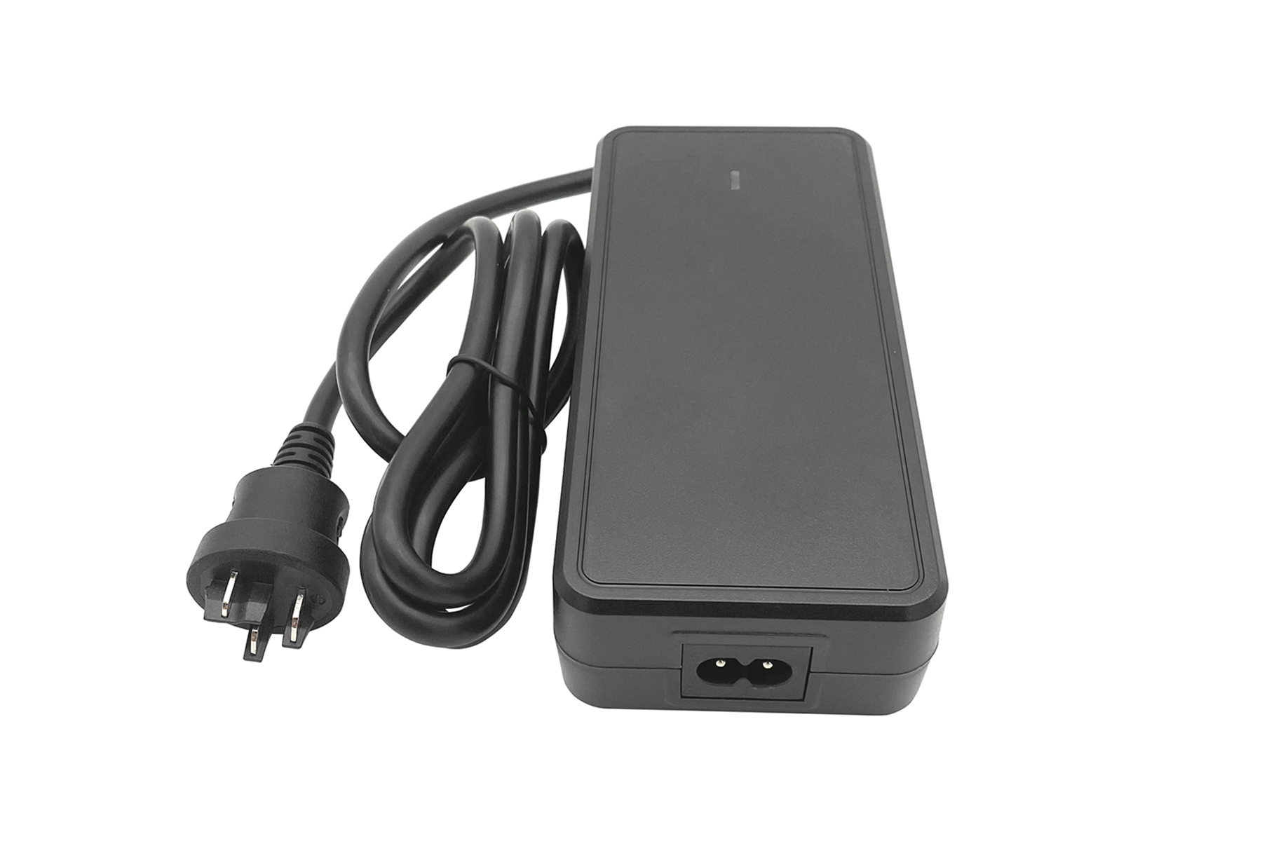 Schwarzes Ladegerät mit schwarzem Kabel und Stecker, alles auf weißem Hintergrund.