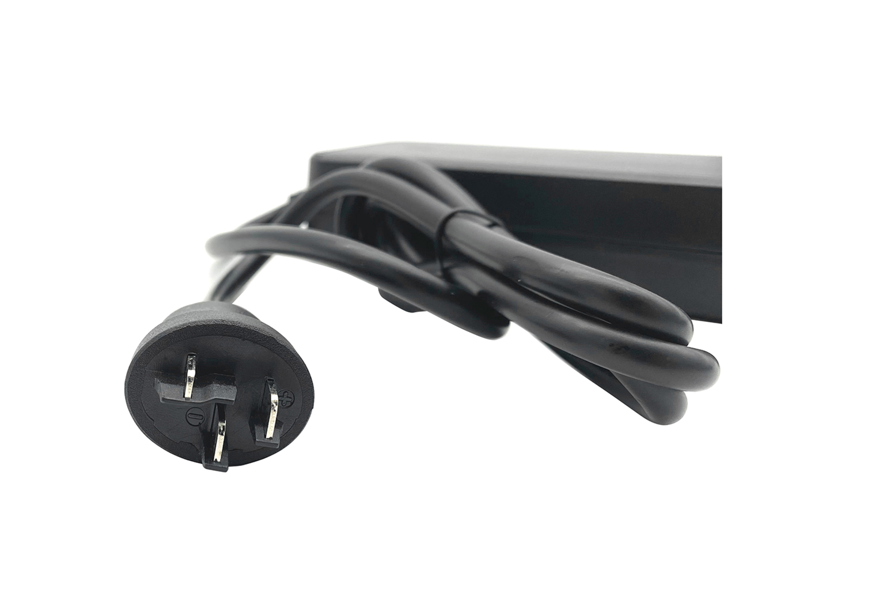 Schwarzes Netzteil mit schwarzem Netzkabel und Stecker. Weißer Hintergrund.
