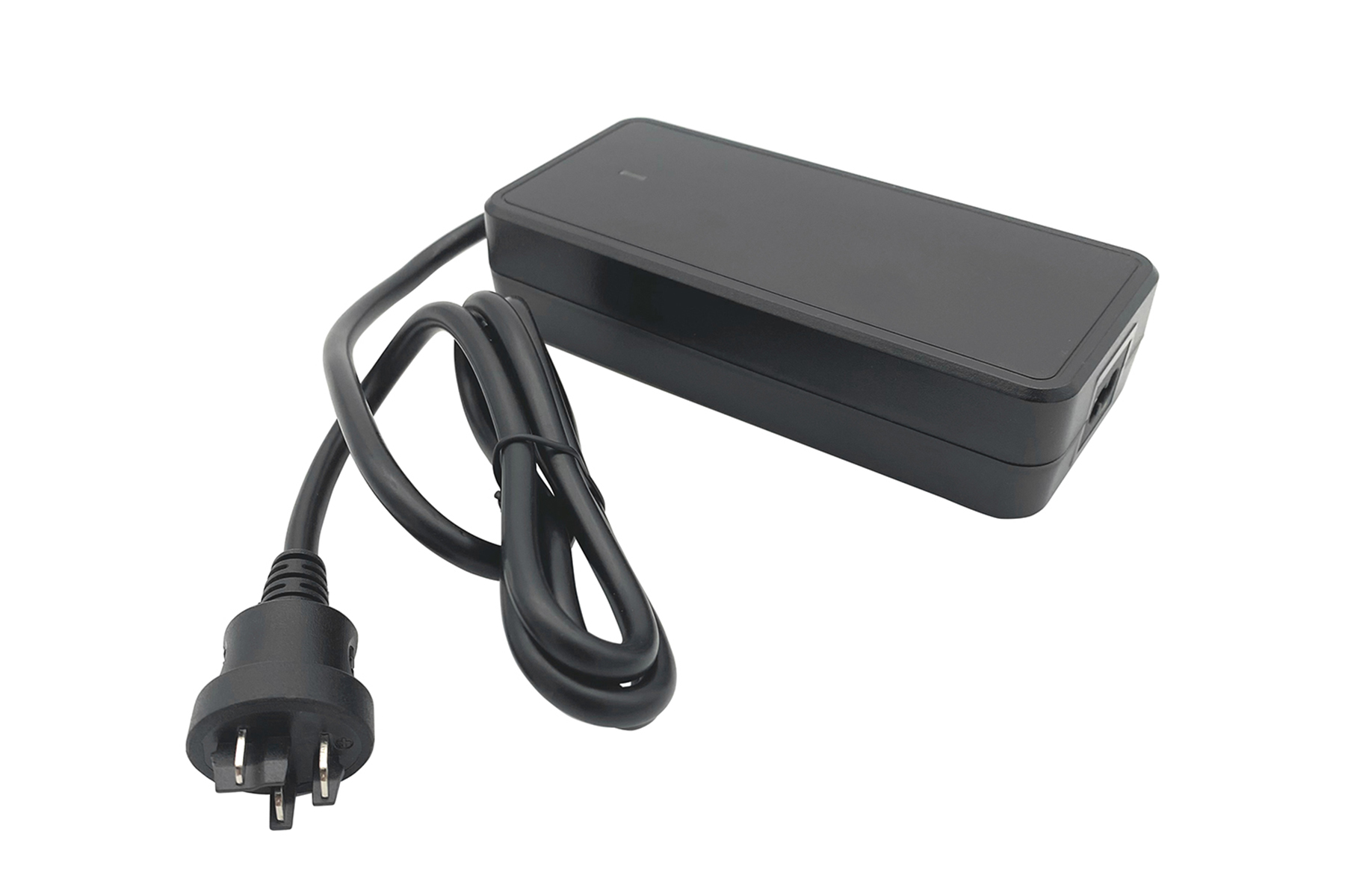 Schwarzes Ladegerät mit Kabel. Stecker links. Weißer Hintergrund.