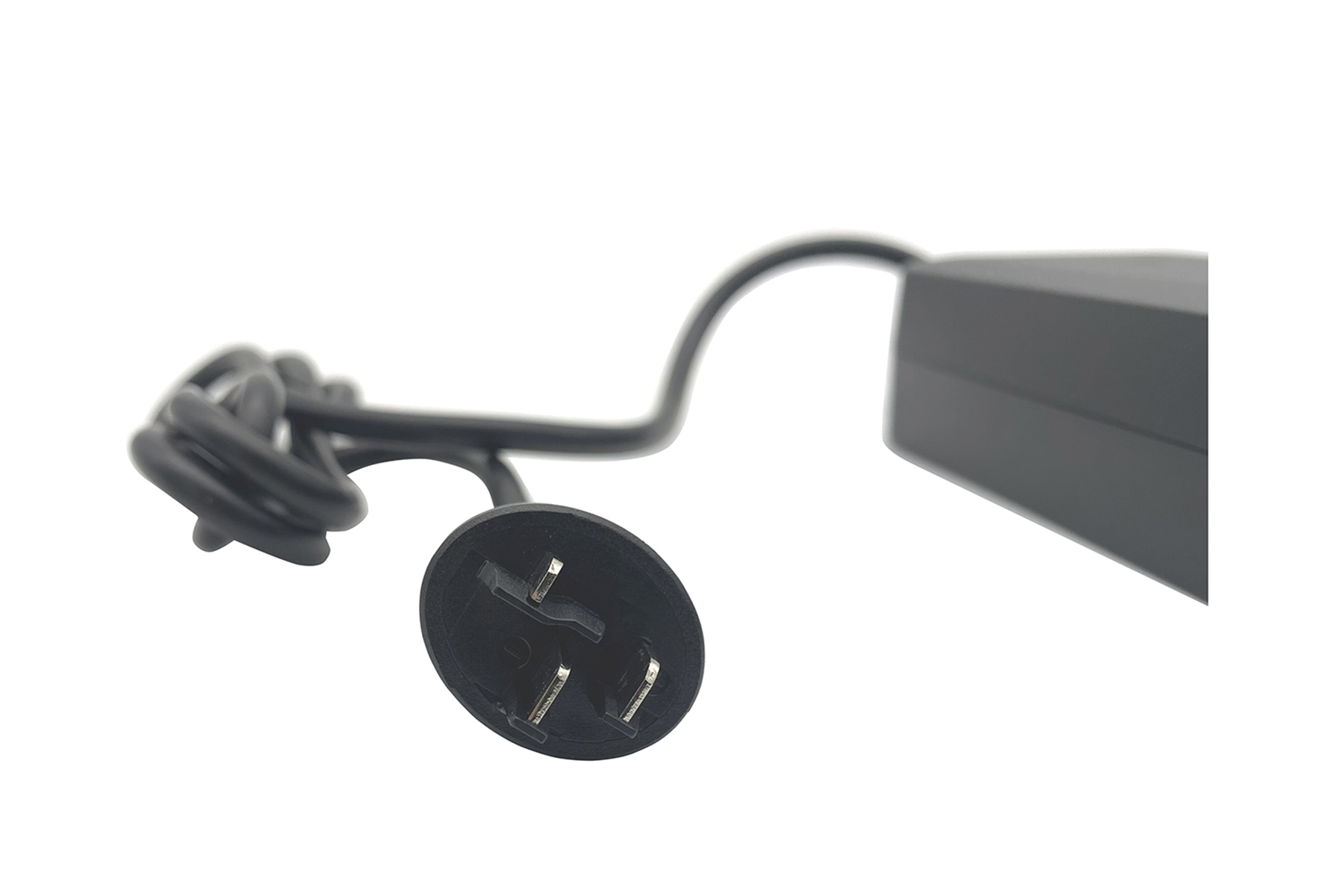 Ein schwarzes Netzkabel und ein dreipoliger Stecker. Die Gegenstände befinden sich vor weißem Hintergrund.