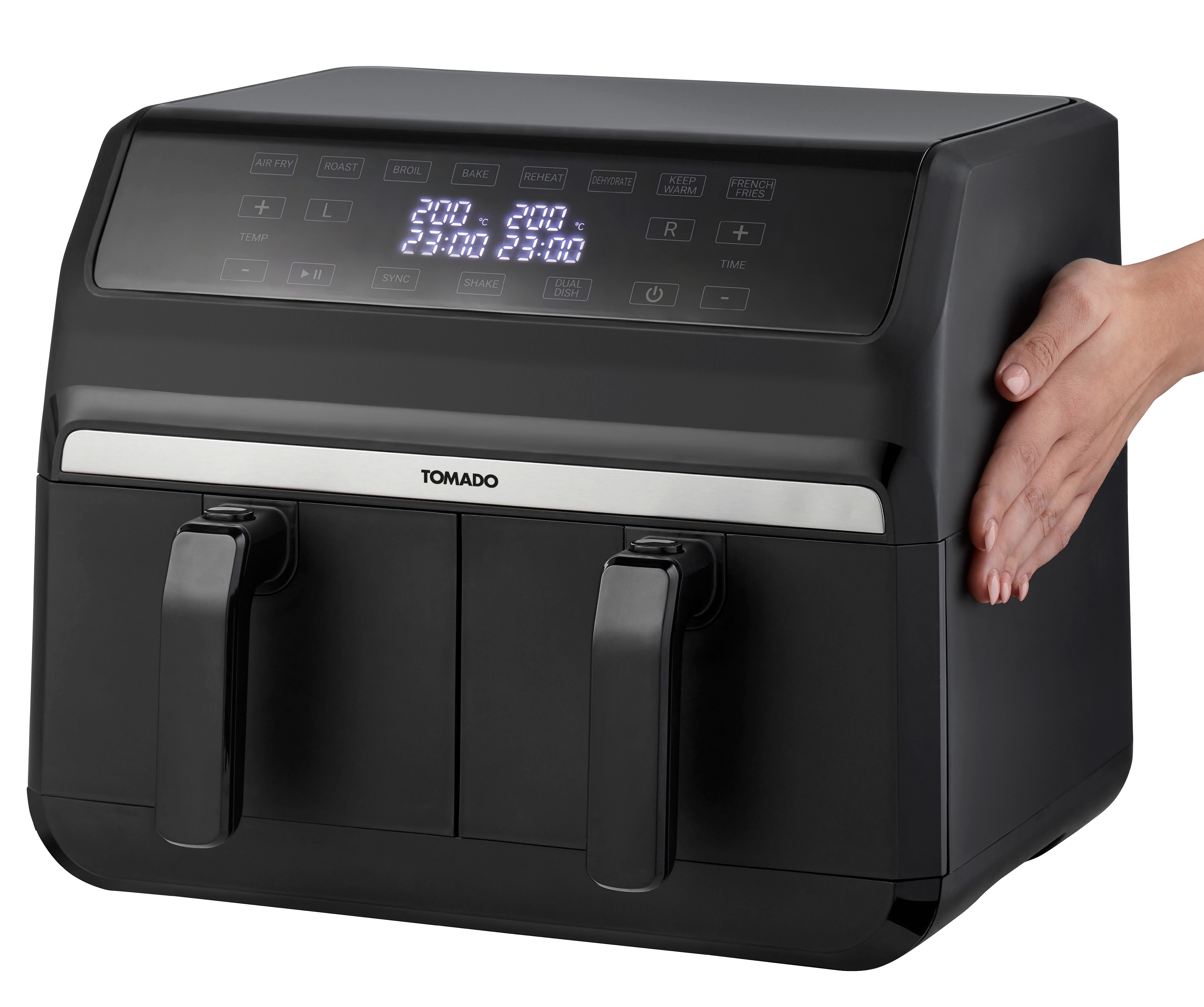 Zwarte airfryer met digitale bediening, een hand raakt de zijkant aan.