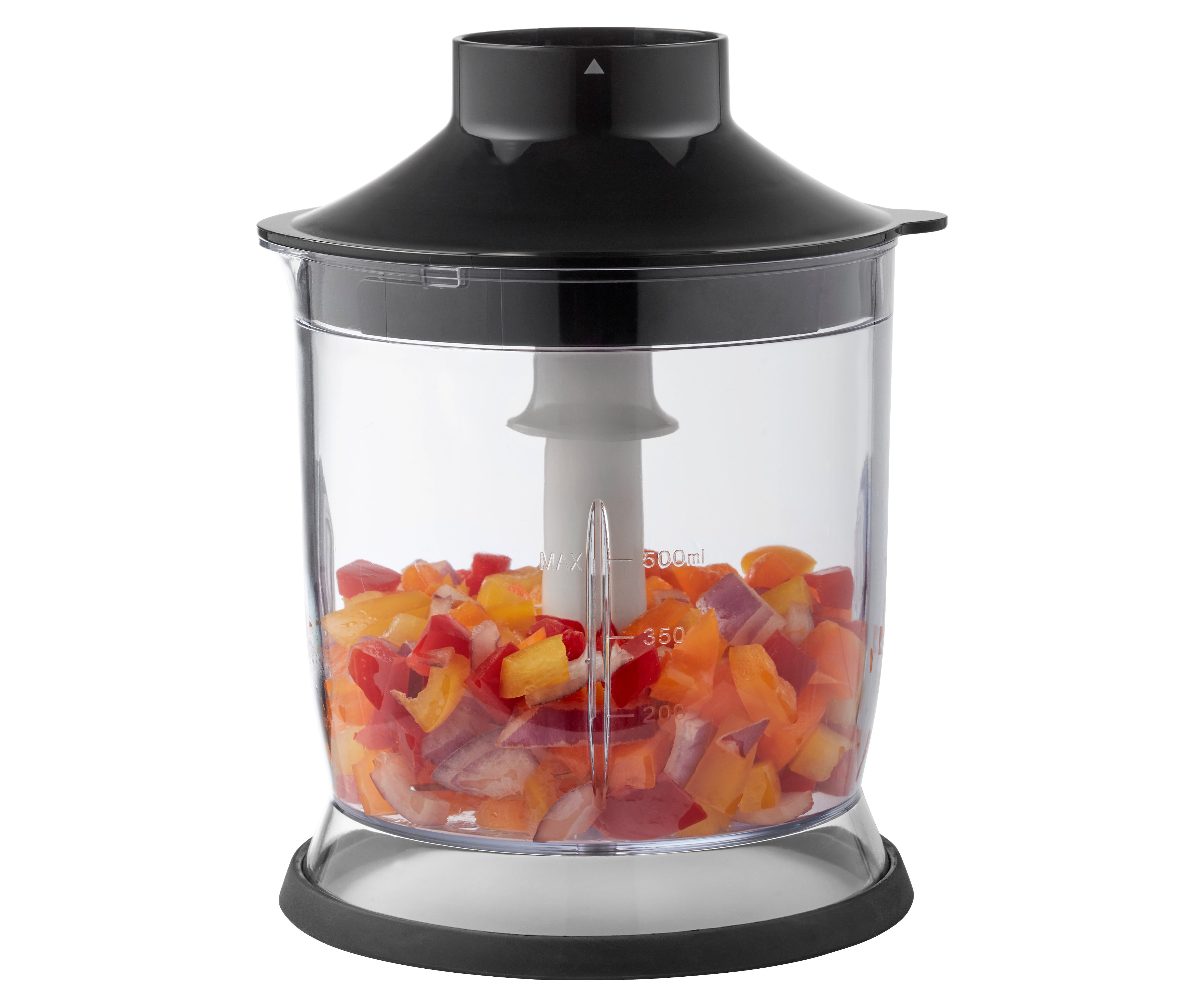 Mixer mit gehacktem Gemüse. Transparenter Behälter, schwarzer Deckel und Sockel. Weißer Hintergrund.