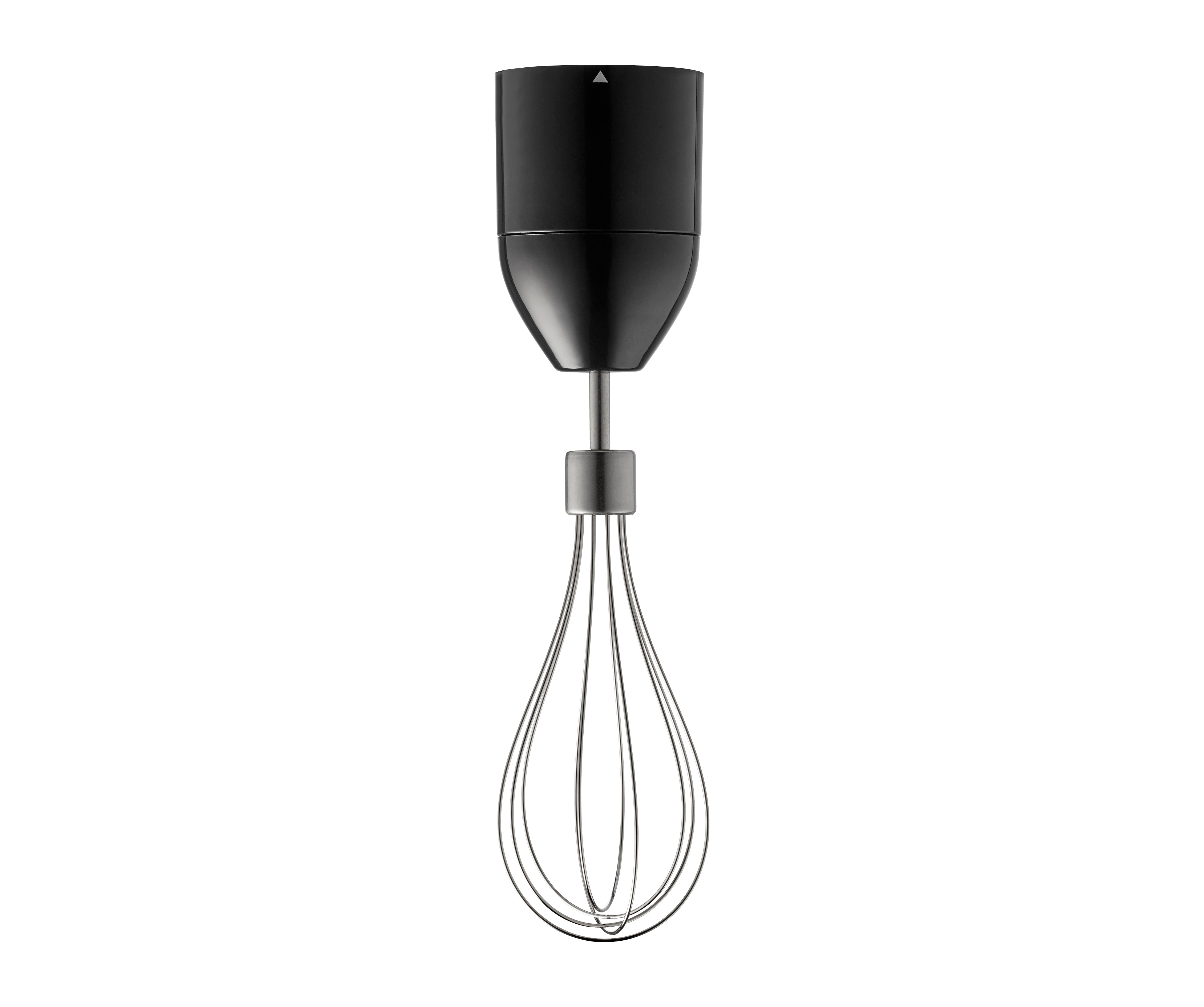 Schwarzer Handmixer mit Schneebesenaufsatz. Der Schneebesen ist aus Silbermetall. Weißer Hintergrund.