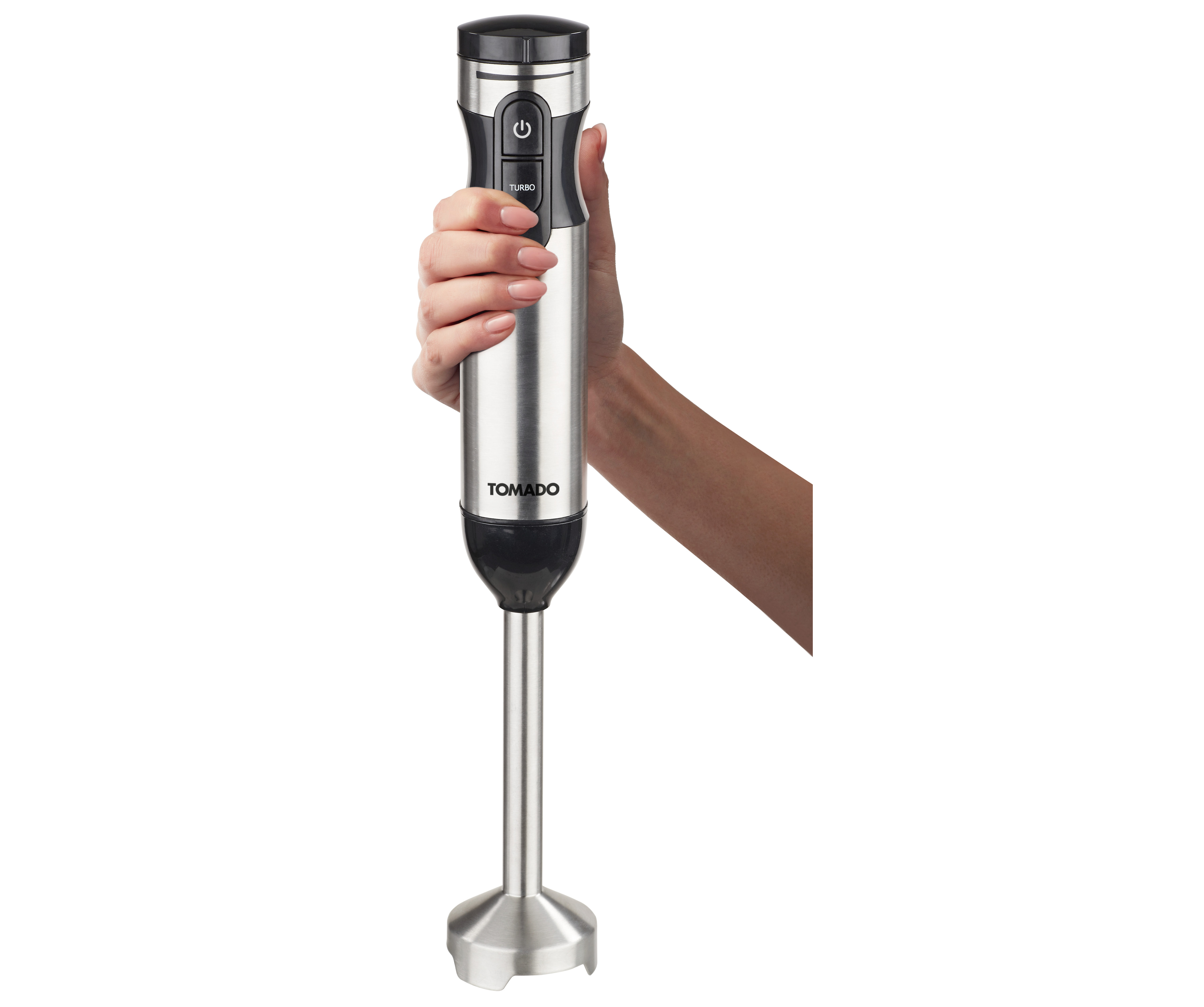 Een hand die een roestvrijstalen staafmixer vasthoudt met een "Tomado" label.