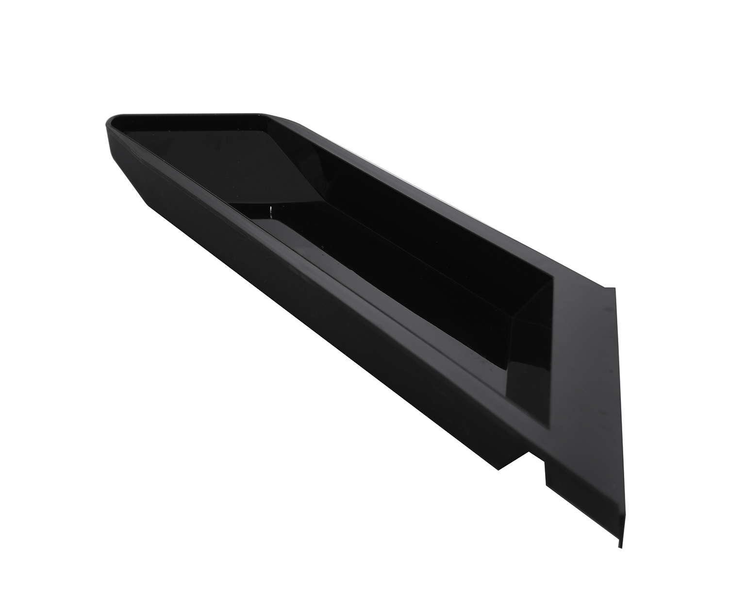 Un plateau noir incliné sur fond blanc. Il a une forme rectangulaire et une surface brillante.