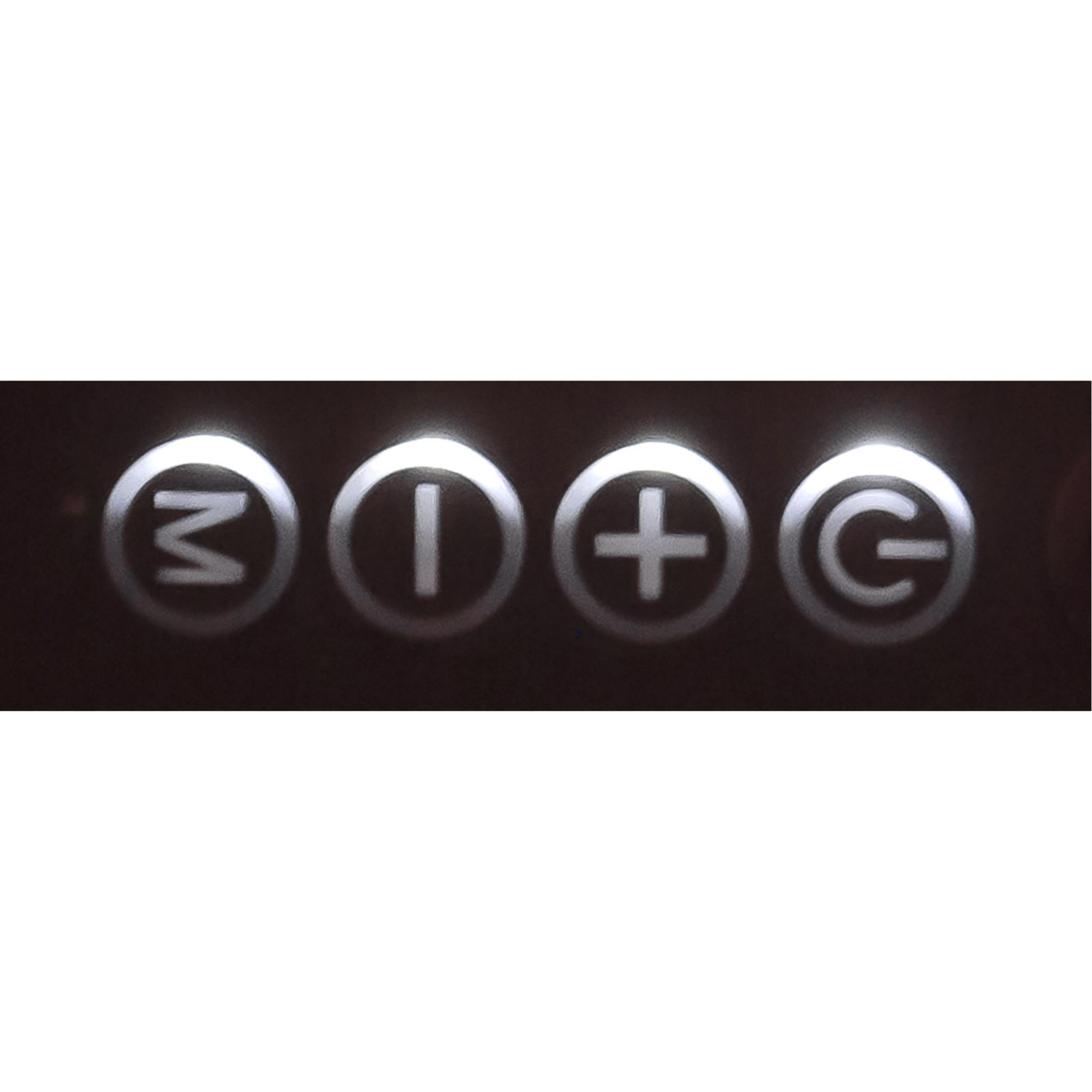 Primo piano di quattro pulsanti illuminati: M, I, +, e G, su sfondo scuro.