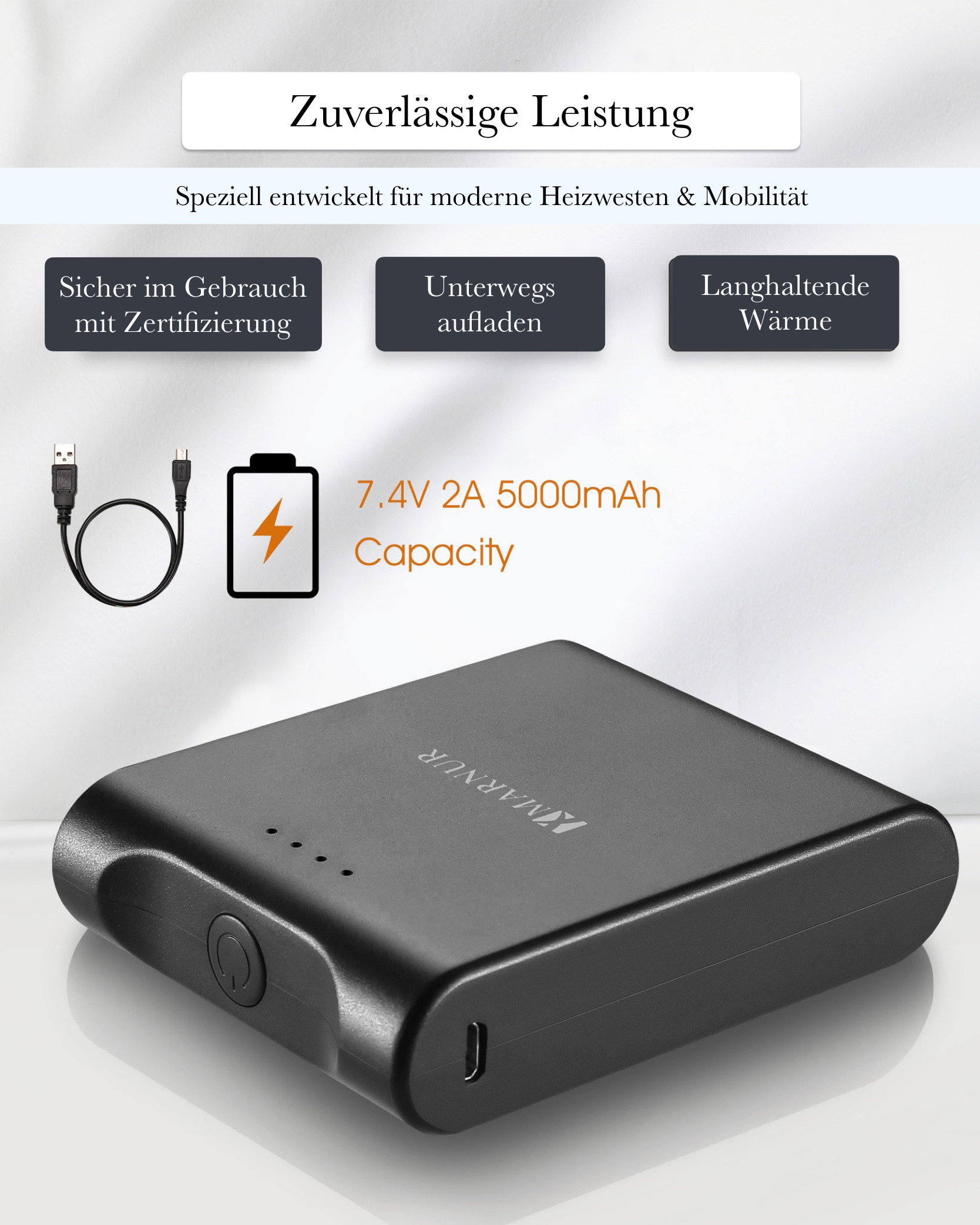 Schwarze Powerbank mit USB-Kabel und Text, der 7,4 V 2 A 5000 mAh Kapazität anzeigt.
