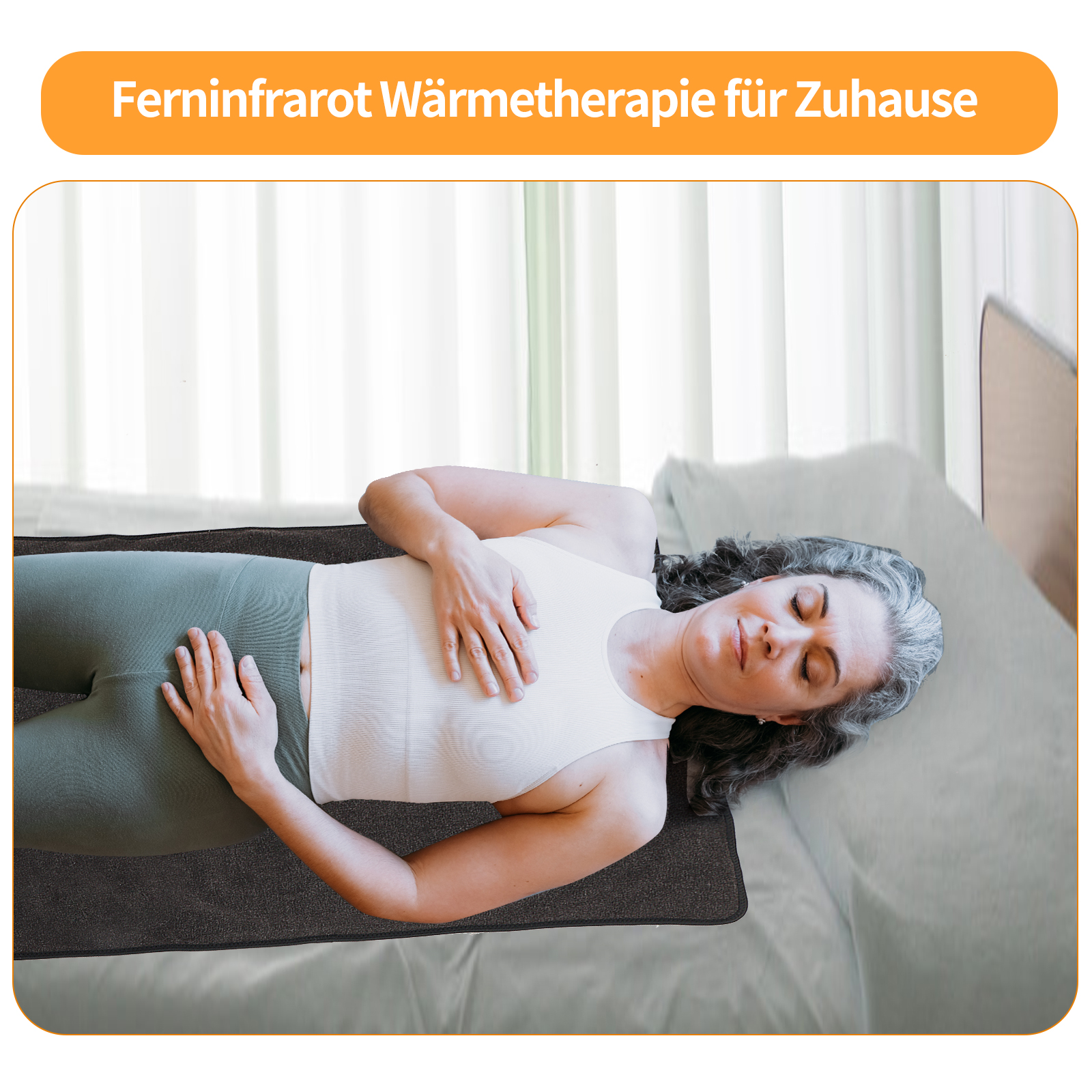 Frau liegt auf einem Bett mit Heizkissen, mit weißem Oberteil und grauer Hose.