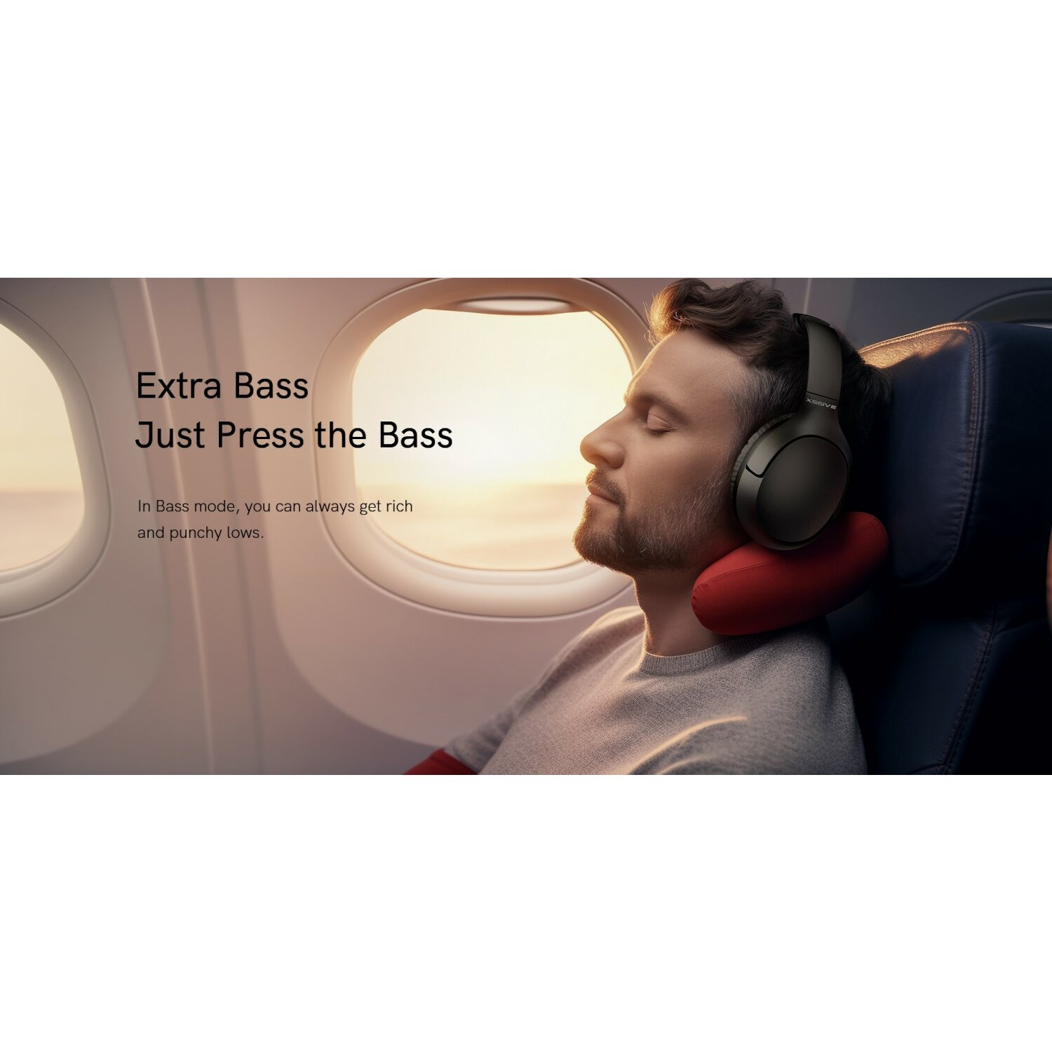 Mann im Flugzeug mit schwarzen Kopfhörern, rotem Nackenkissen und Text 'Extra Bass Just Press the Bass'.