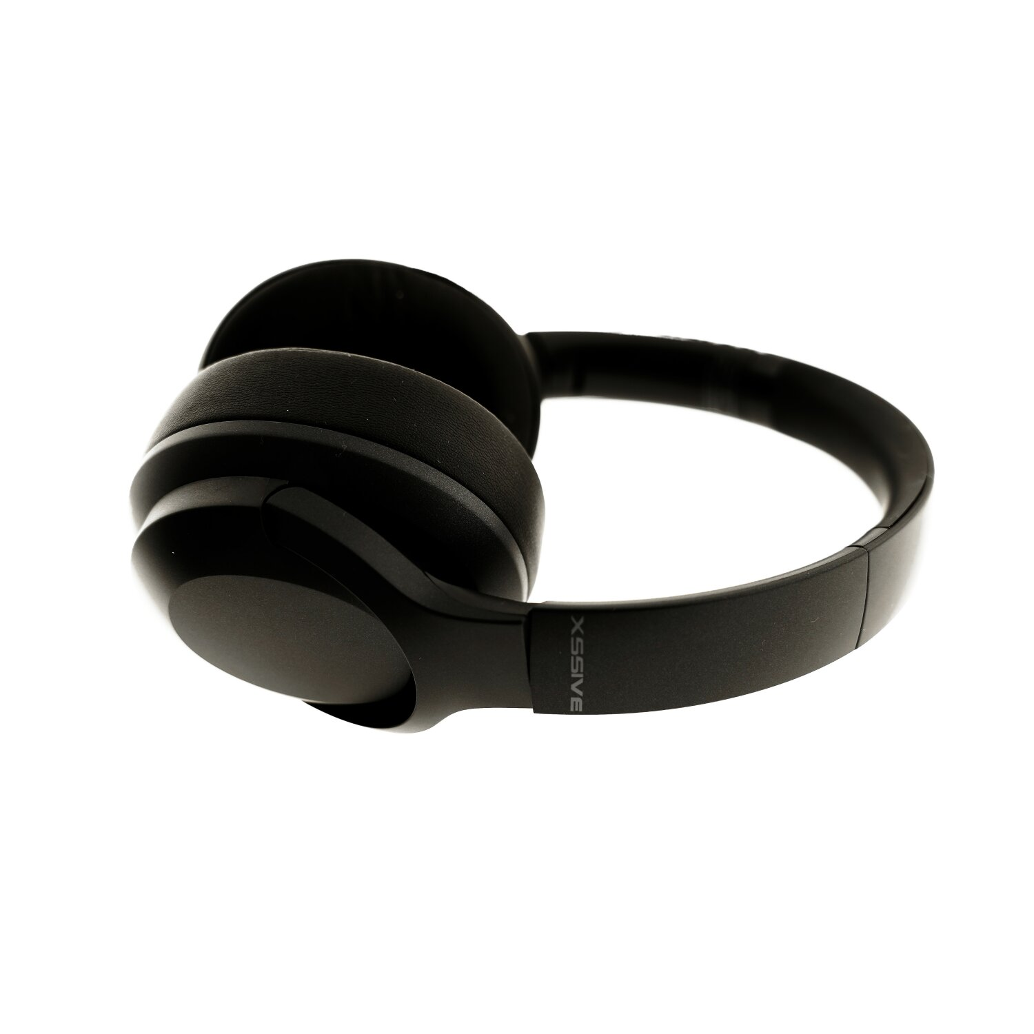 Schwarze Kopfhörer auf weißem Hintergrund. Ohrmuscheln und Kopfbügel sichtbar. Modernes Design.