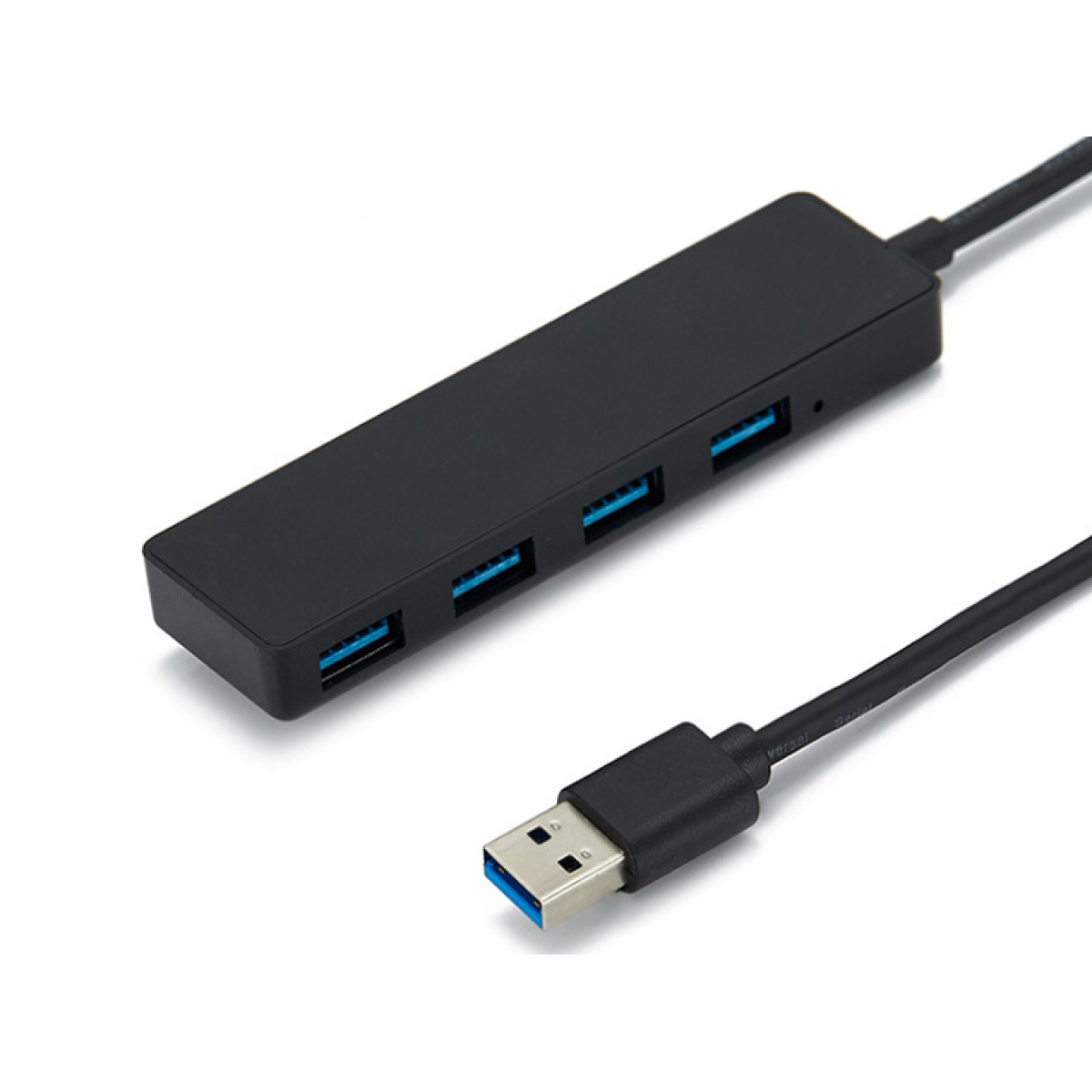 Schwarzer USB-Hub mit vier Anschlüssen und einem Kabel.