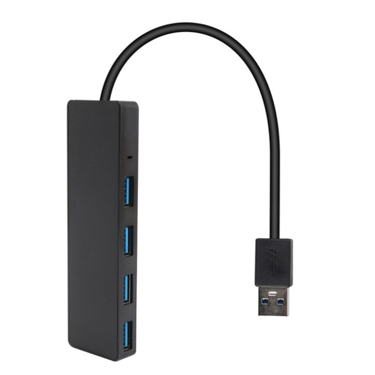 Schwarzer USB-Hub mit vier blauen USB-Anschlüssen, verbunden mit einem Kabel. Weißer Hintergrund.