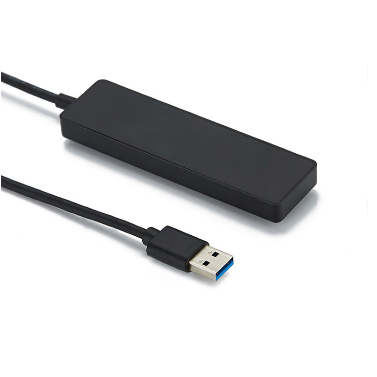 Ein schwarzer USB-Hub mit einem USB-Kabel. Der Hub befindet sich auf weißem Hintergrund.