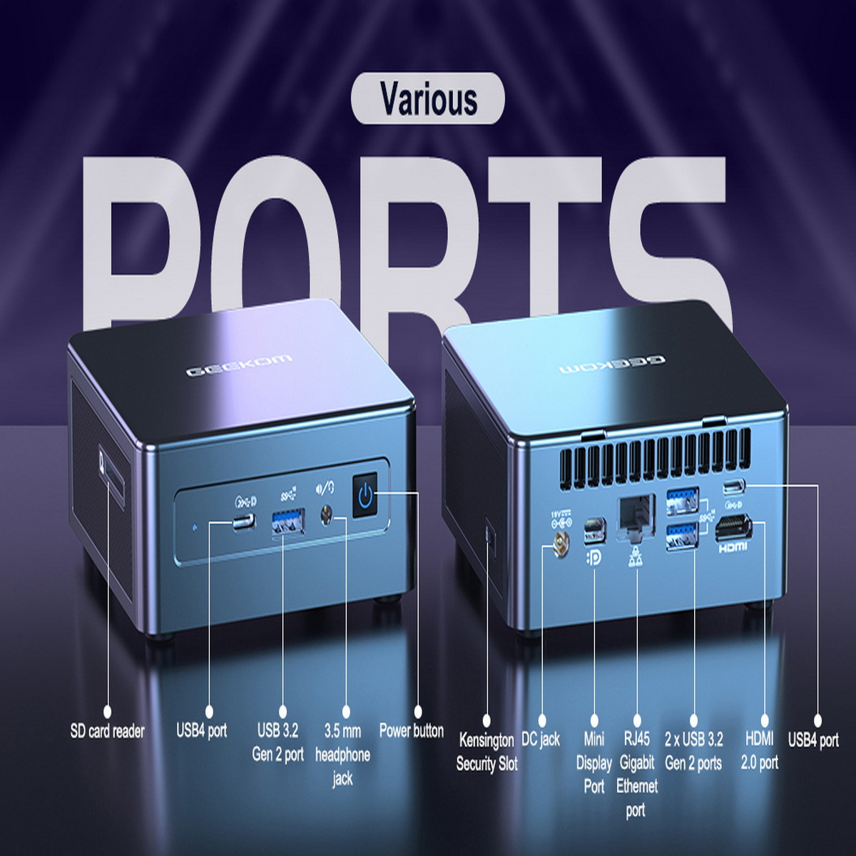 Zwei schwarze Mini-PCs mit beschrifteten Anschlüssen und verschiedenen Anschlüssen oben. Der Hintergrund ist weiß.