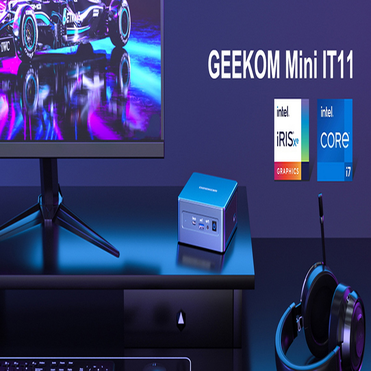 Ein Mini-Computer, Kopfhörer und ein Monitor befinden sich auf einem Schreibtisch mit dem Text "GEEKOM Mini IT11".