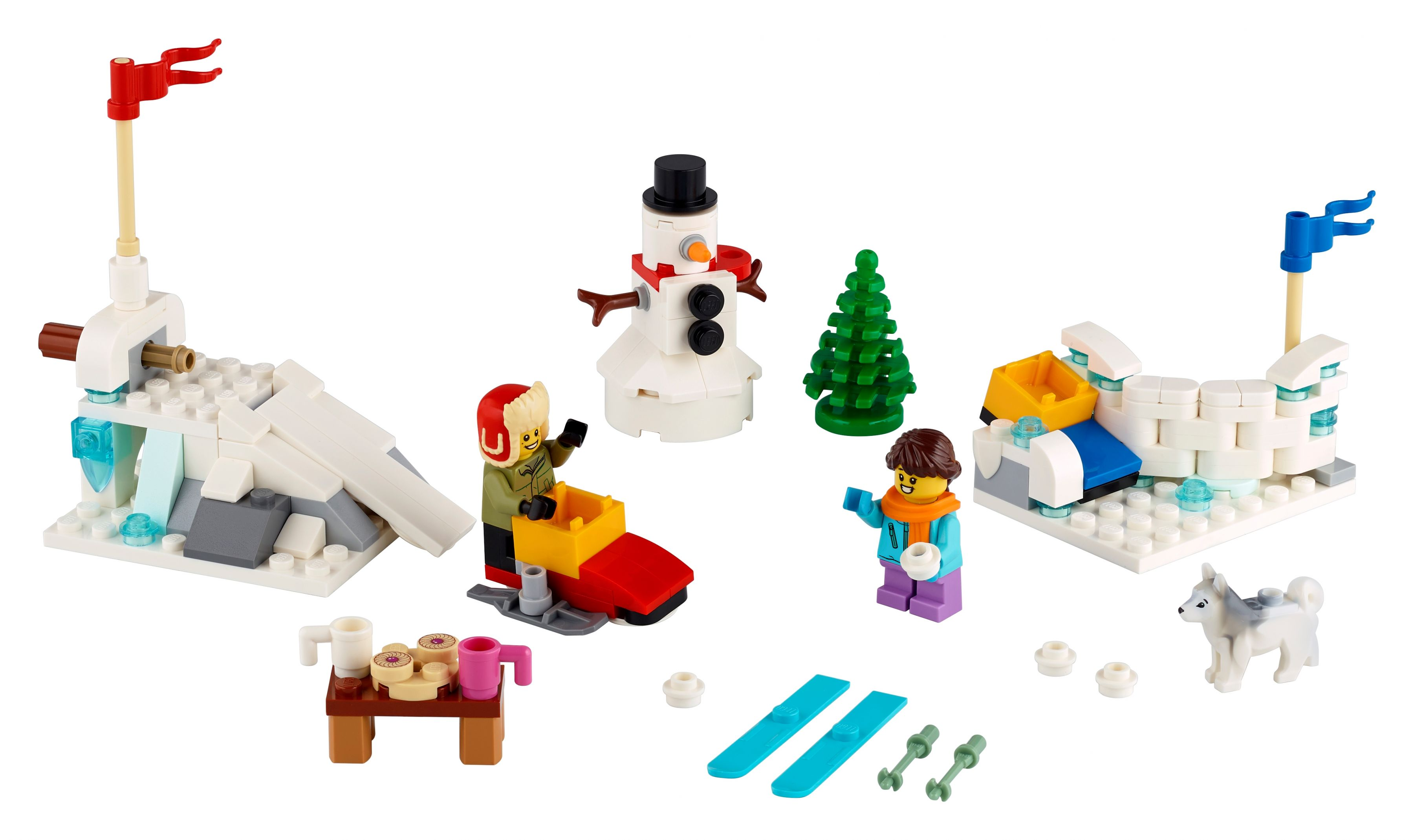 Kış sahnesi öğeleri ve birkaç minifigür içeren bir Lego seti.