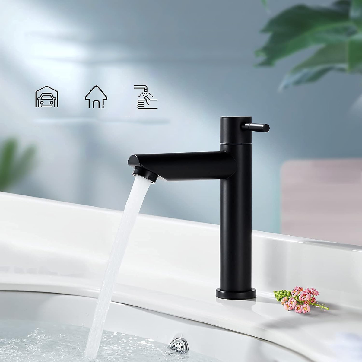 Schwarzer Wasserhahn mit fließendem Wasser über einem Waschbecken. Rosa Blumen rechts.