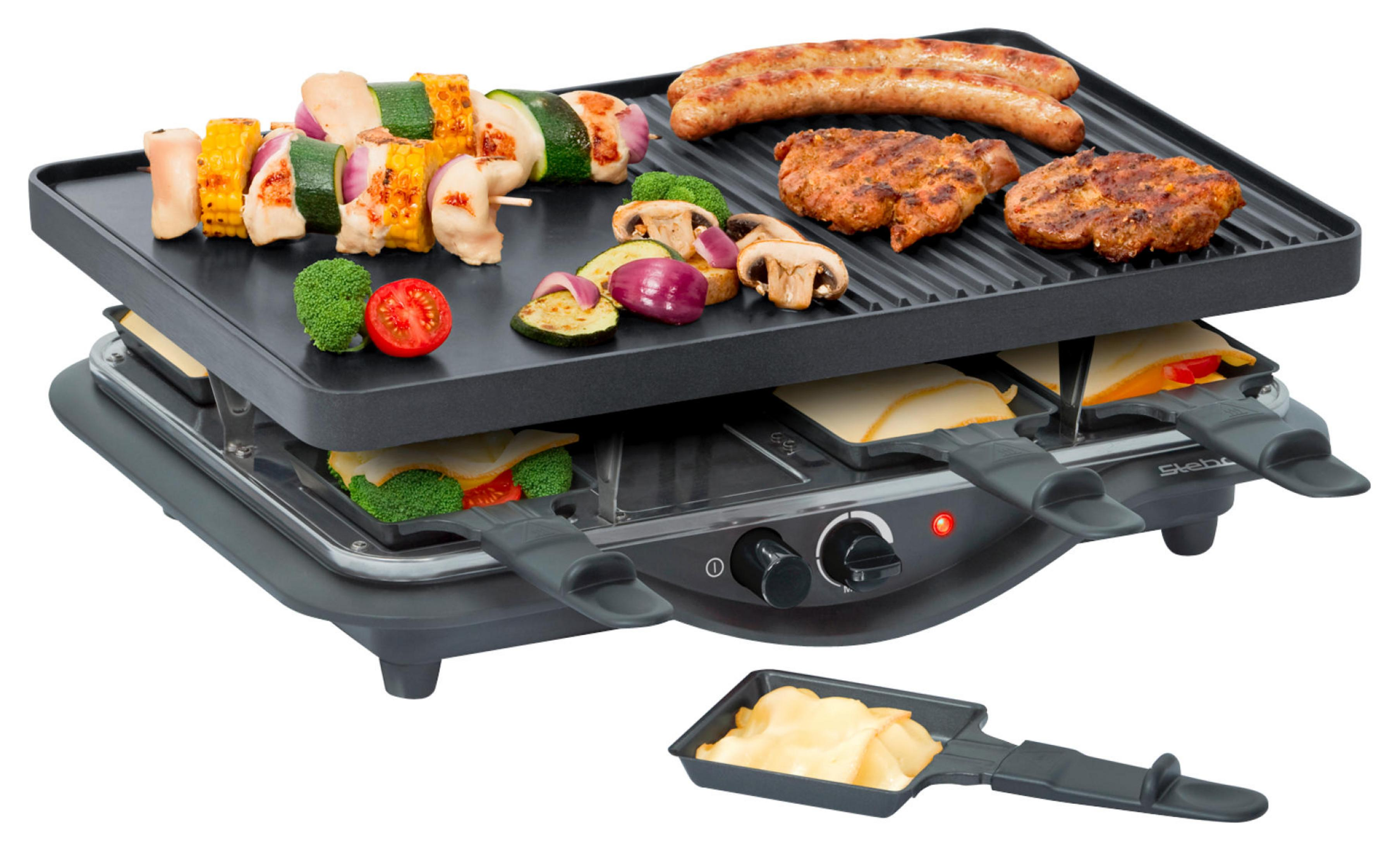 Ein Raclette-Grill mit verschiedenen gekochten Speisen, darunter Würstchen, Fleisch und Gemüse.