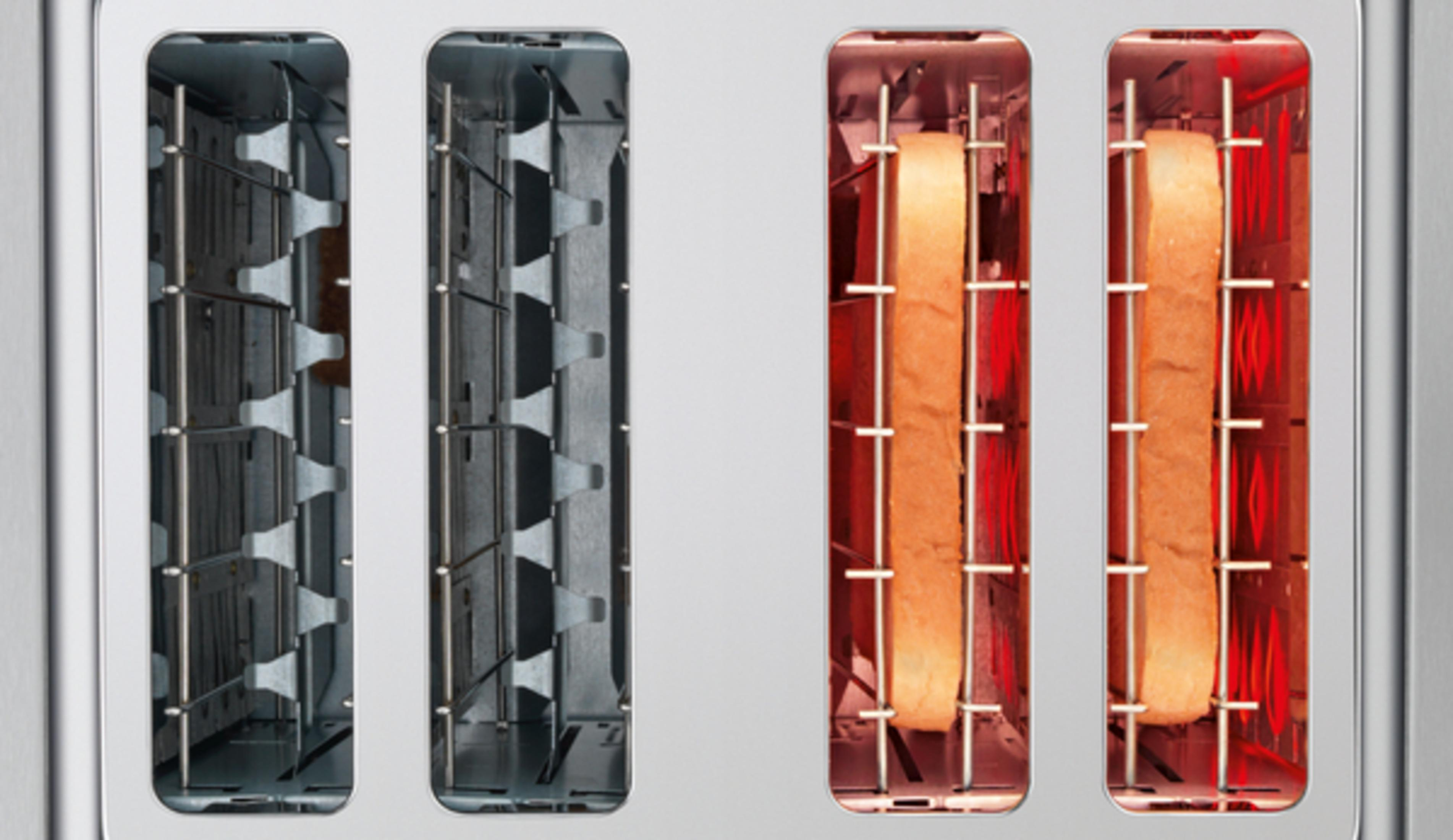 Nahaufnahme eines Toasters mit zwei Schlitzen. Brotscheiben sind im Toaster.