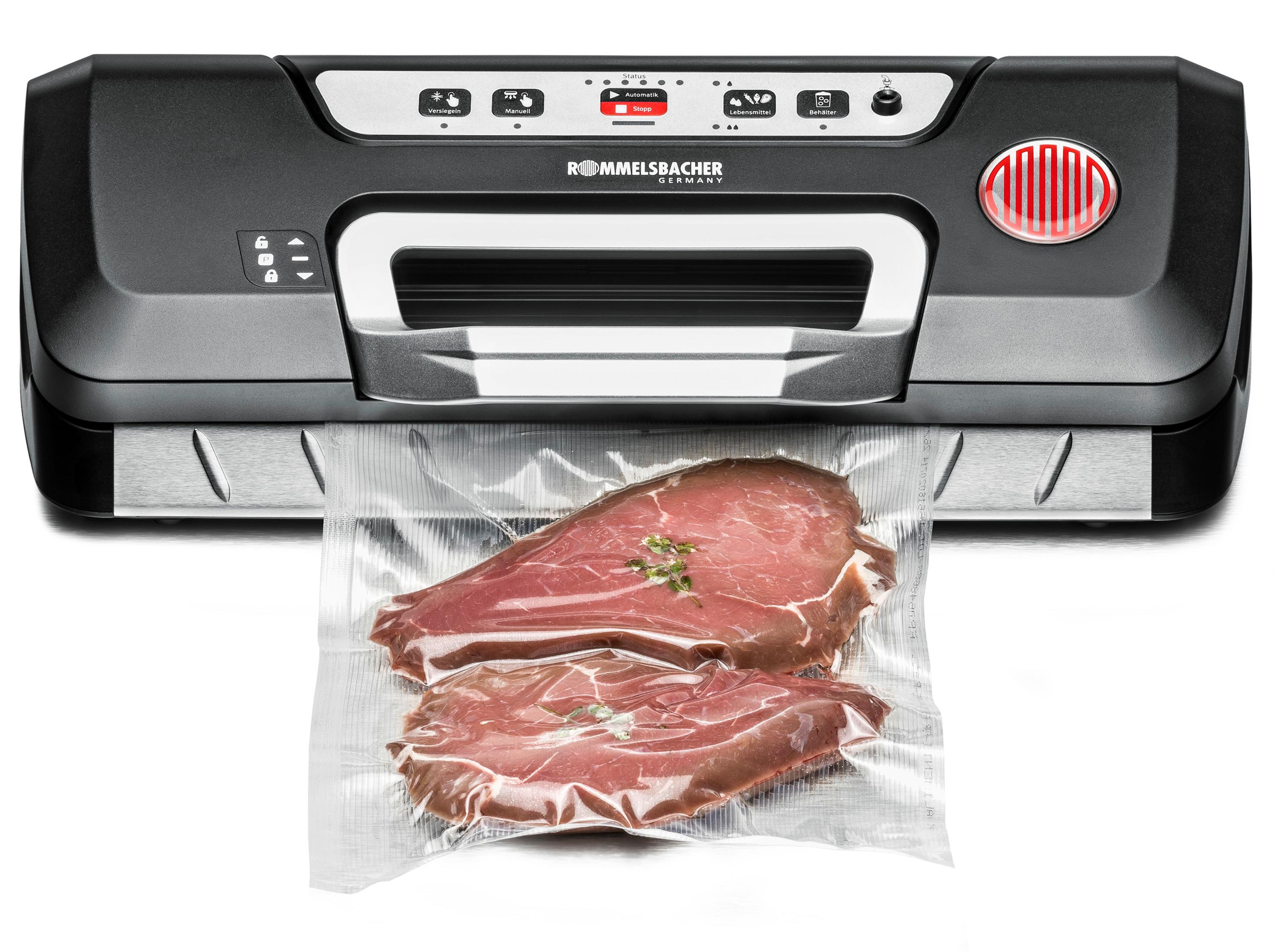 Zgrzewarka próżniowa z mięsem w worku. Maszyna jest czarna i srebrna.