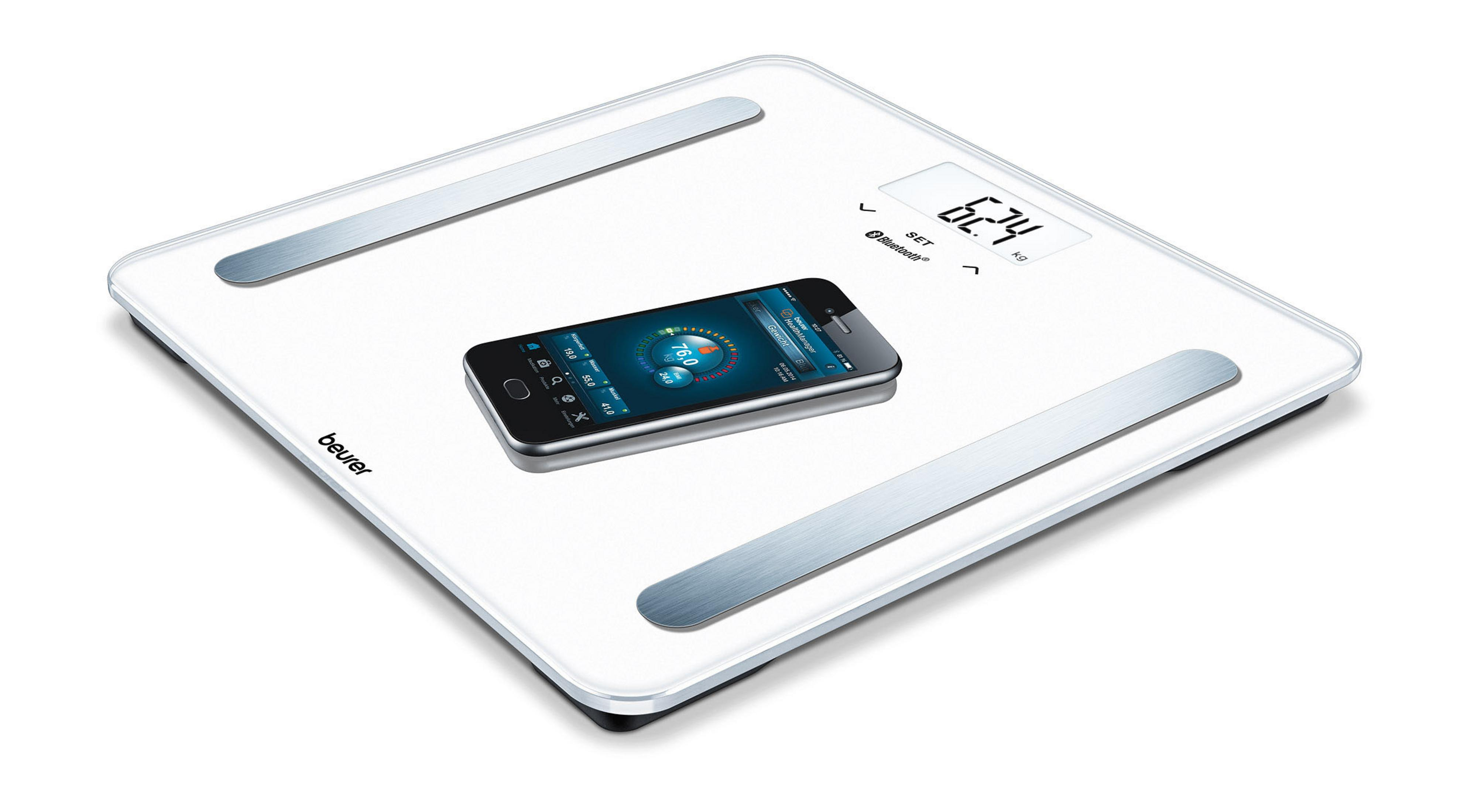 Eine weiße Digitalwaage mit einem Telefon darauf. Das Telefon zeigt Gewicht und Bluetooth-Status an.