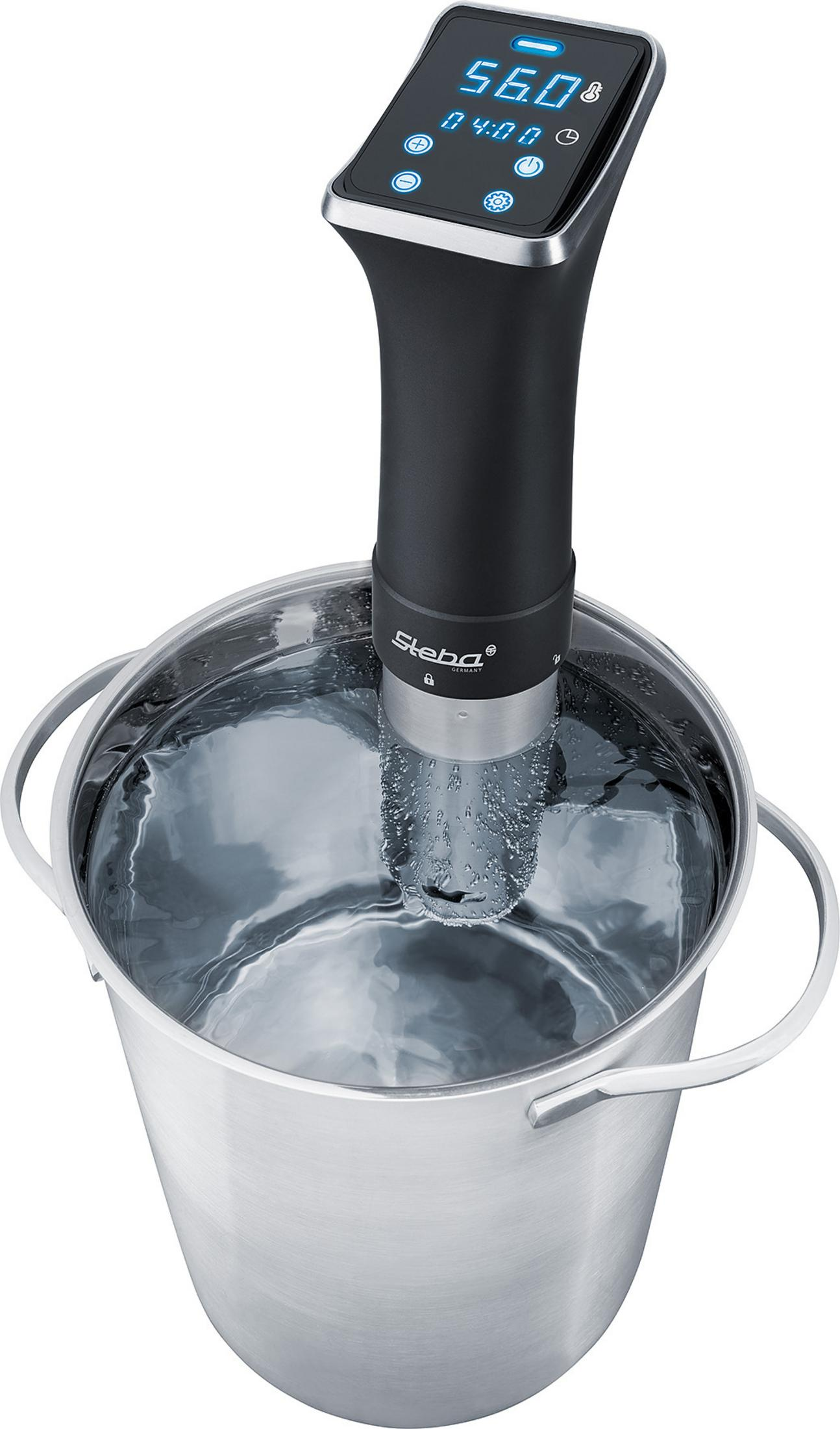Schwarzer Sous-Vide-Tauchzirkulator in einem Metalltopf mit Wasser.