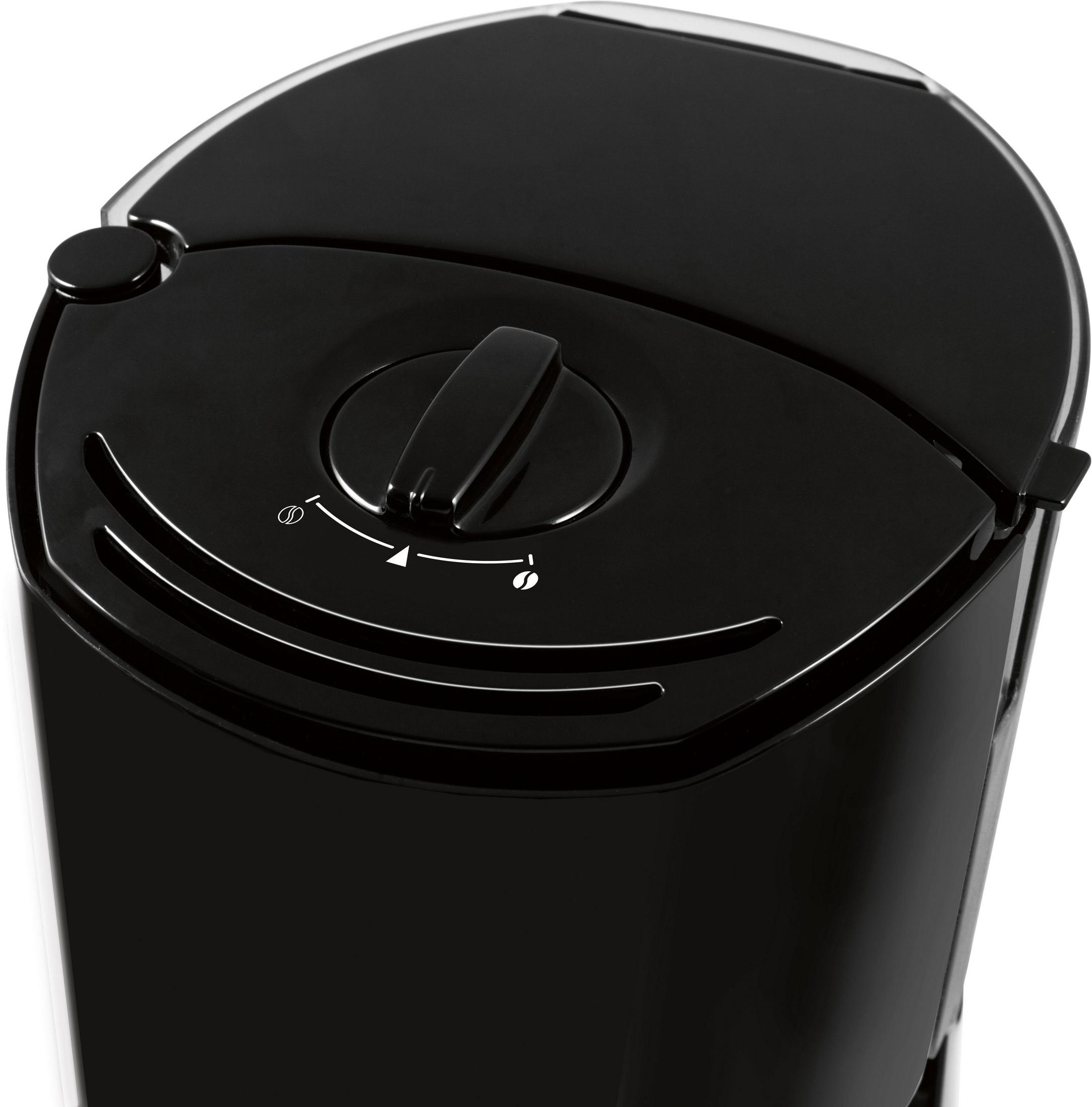 Zbliżenie czarnego ekspresu do kawy z pokrętłem i uchwytem.