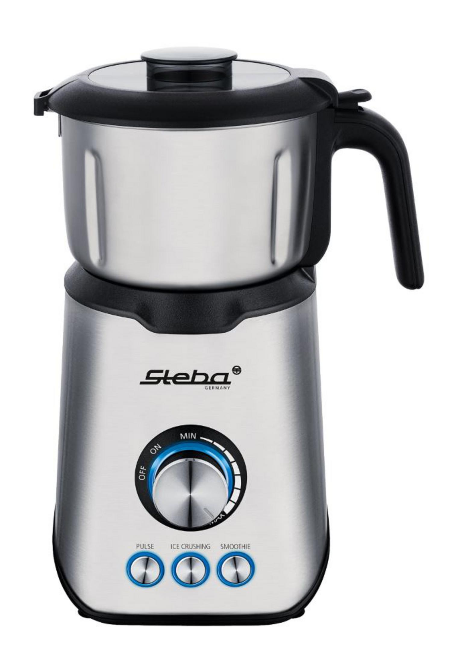Silberner Mixer mit schwarzem Deckel. Hat einen Drehregler und Knöpfe. Steba Germany Logo sichtbar.