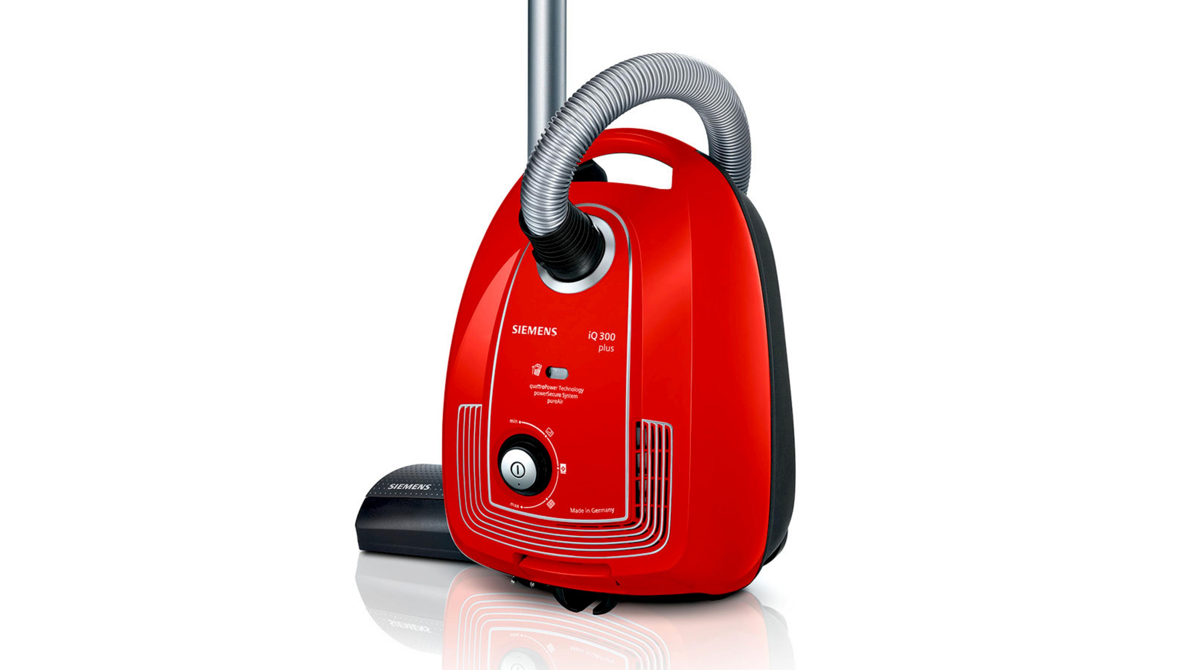 Roter Siemens IQ-200 Pro Staubsauger mit schwarzer Düse und grauem Schlauch.