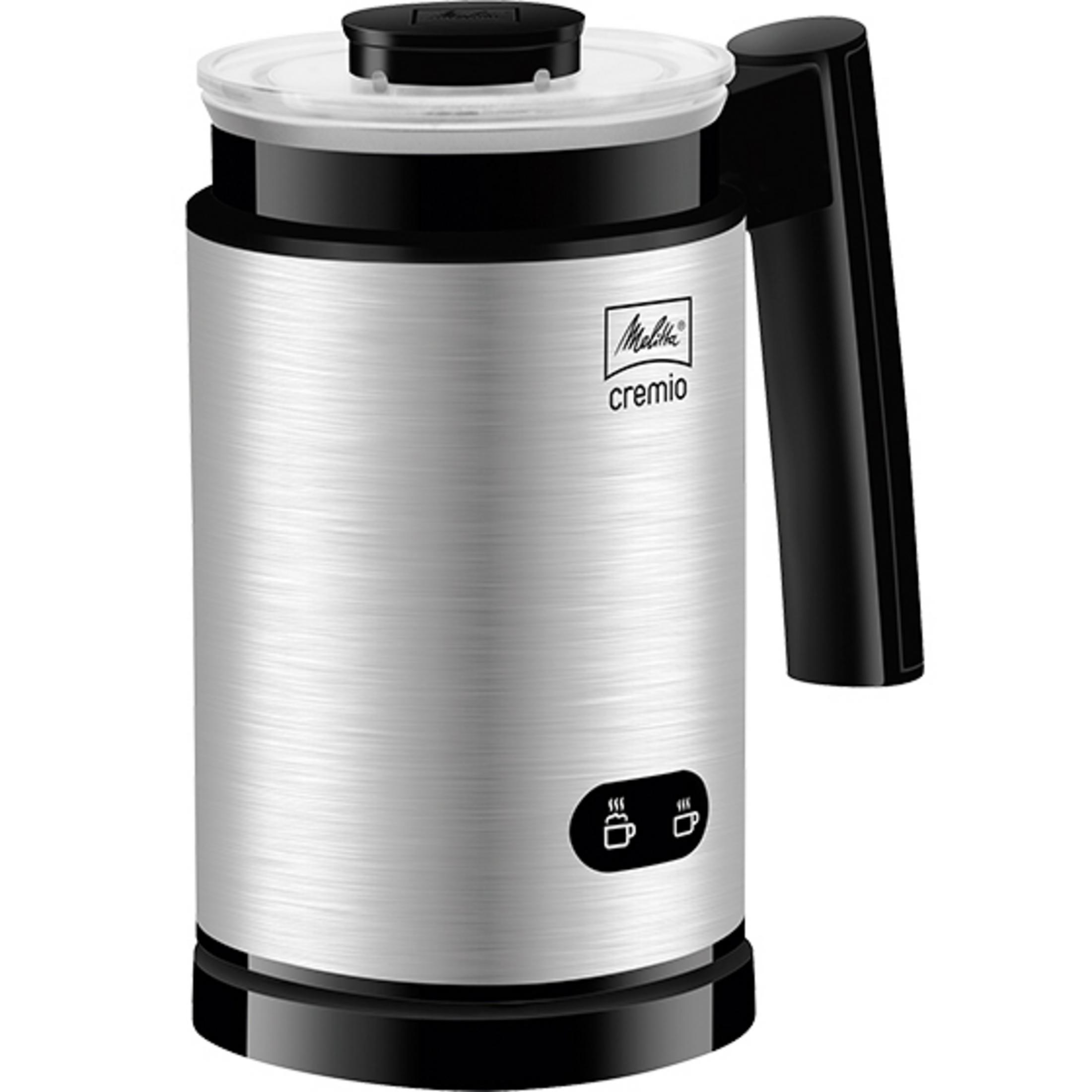 Srebrno-czarny spieniacz do mleka na białym tle. Ma czarny uchwyt i przezroczystą pokrywę. Widoczna marka Melitta.