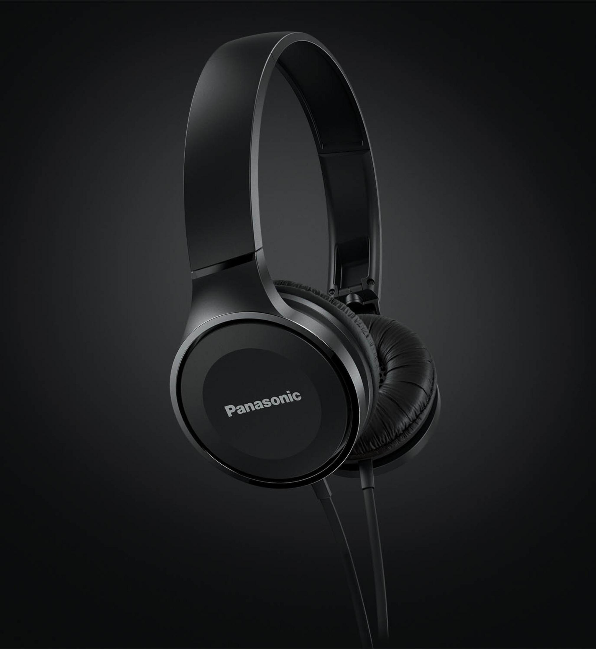 Schwarze Panasonic Kopfhörer. Die Kopfhörer sind nach vorne gerichtet und auf schwarzem Hintergrund isoliert.