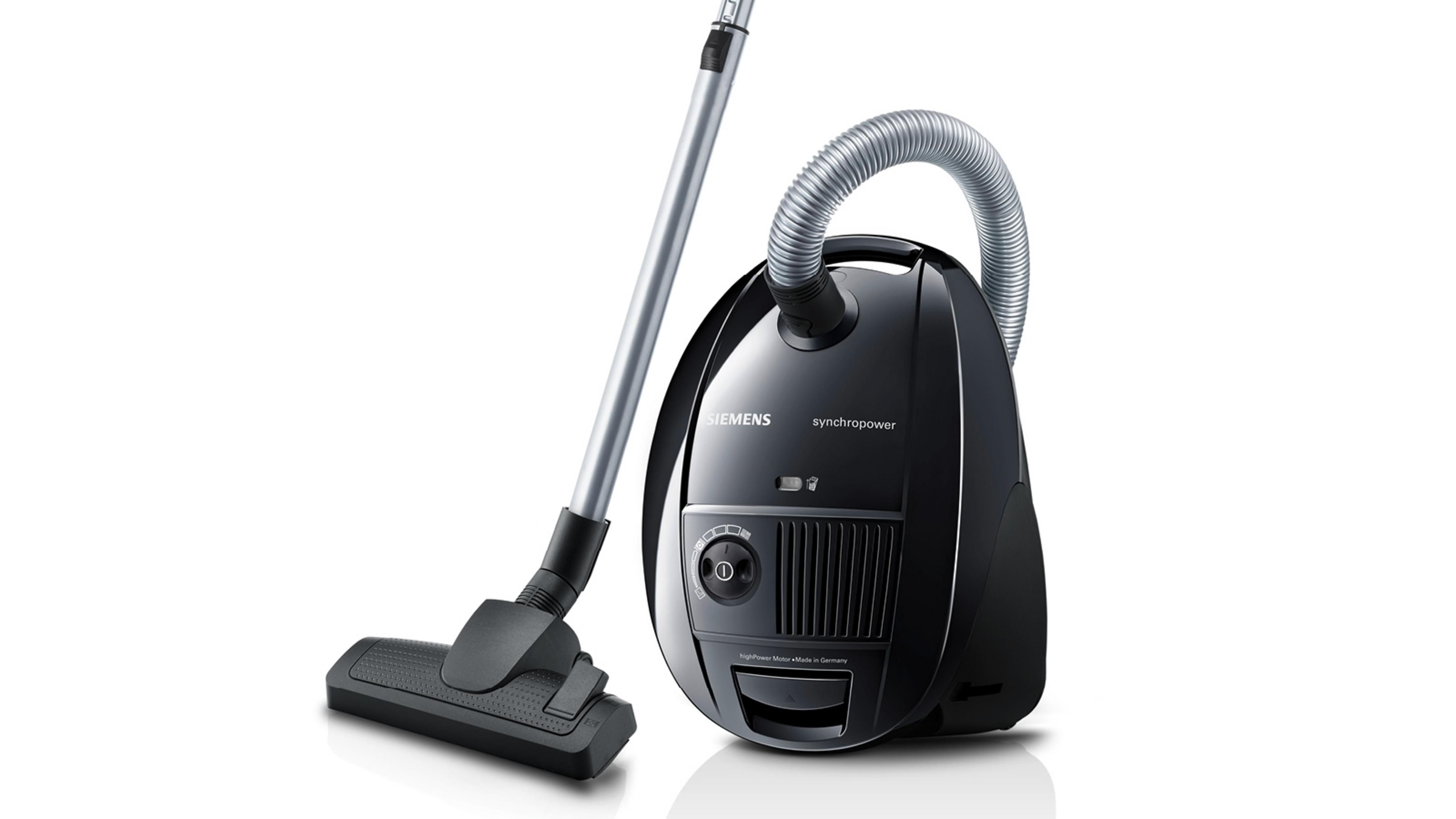 Czarny odkurzacz Siemens i wąż na białym tle.