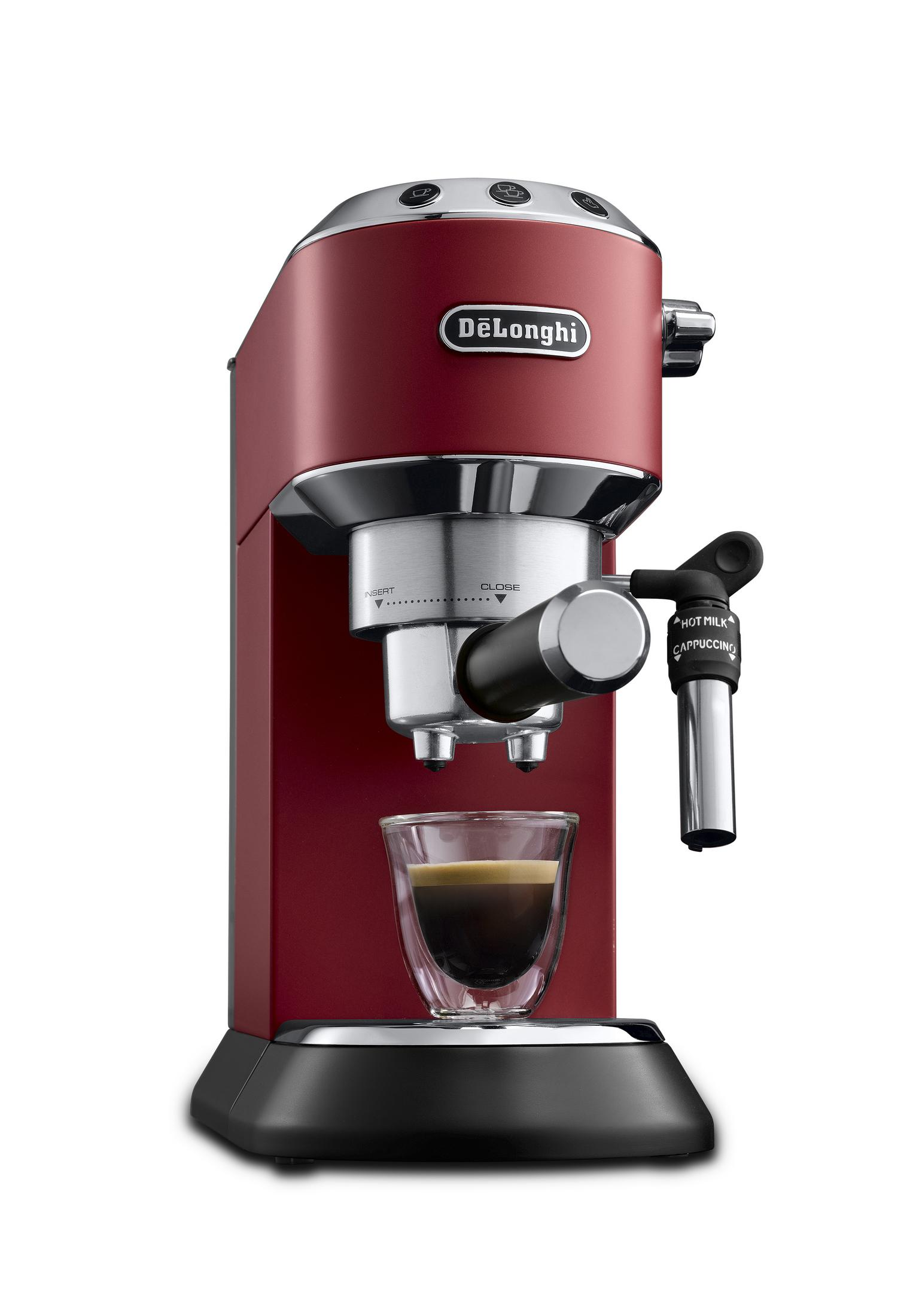 Czerwony ekspres do espresso De'Longhi ze szklanką espresso, chromowanymi akcentami i czarną podstawą.