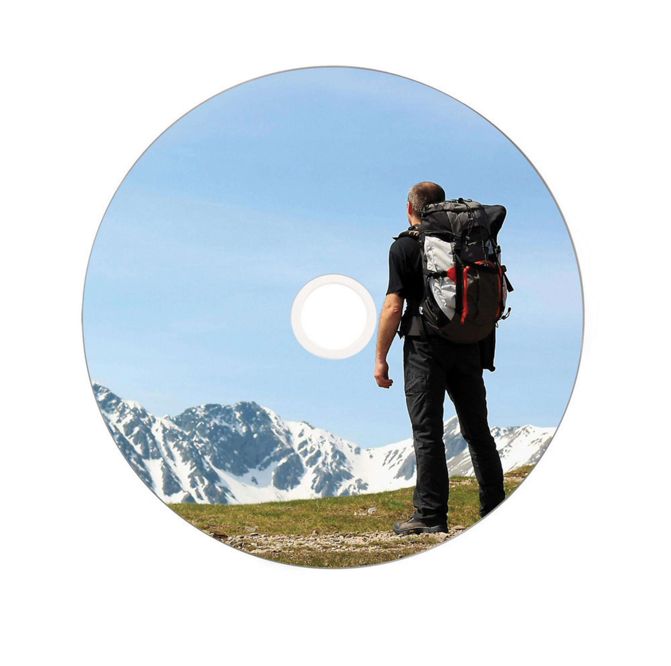 Mężczyzna z plecakiem stoi na górze, patrząc na ośnieżone góry. Okrągły obraz.