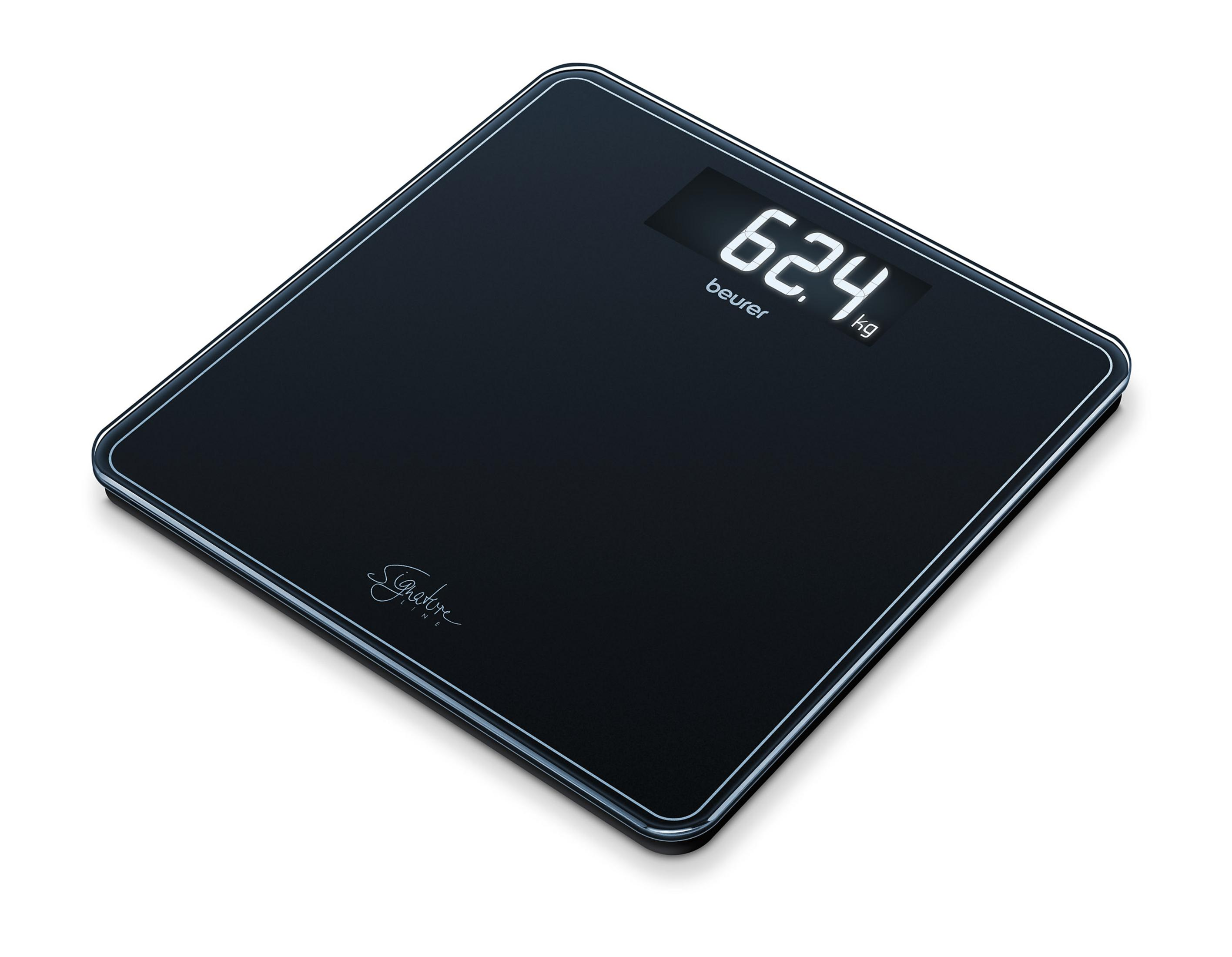 Schwarze Beurer Signature Waage mit großem Display, das 62,4 kg anzeigt. Weißer Hintergrund.
