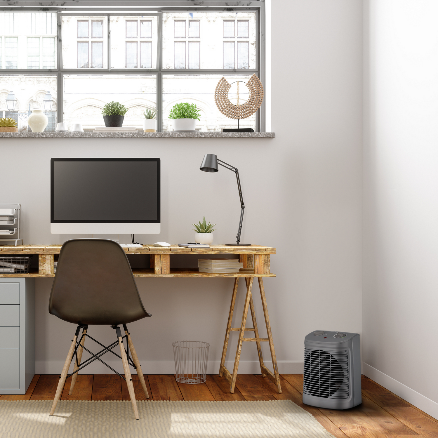 Biurko z komputerem, krzesłem, oknem, lampą i grzejnikiem. Drewniane biurko, rośliny i dywan.