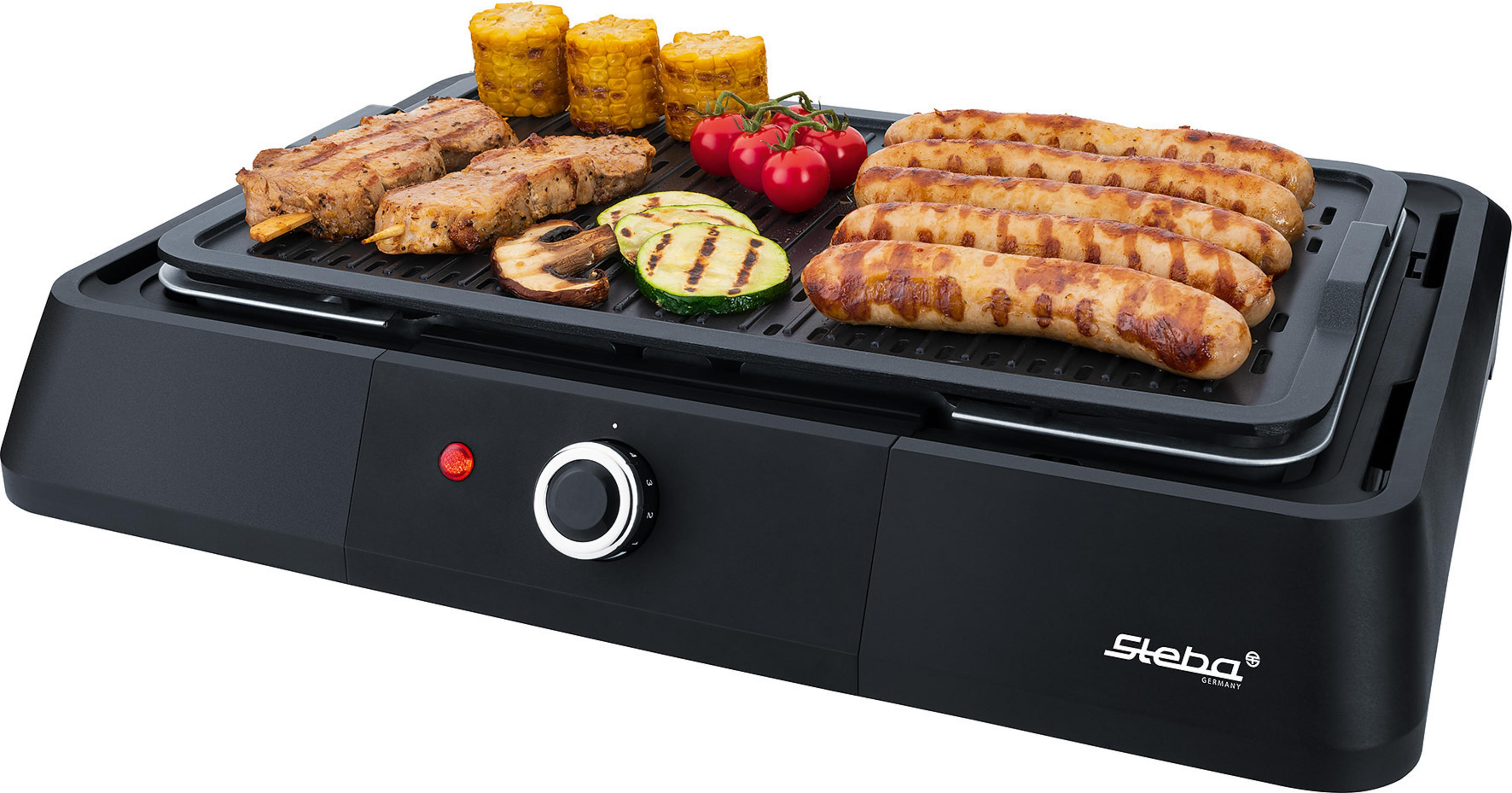 Griglia elettrica nera con cibo grigliato come salsicce, verdure e pannocchie.