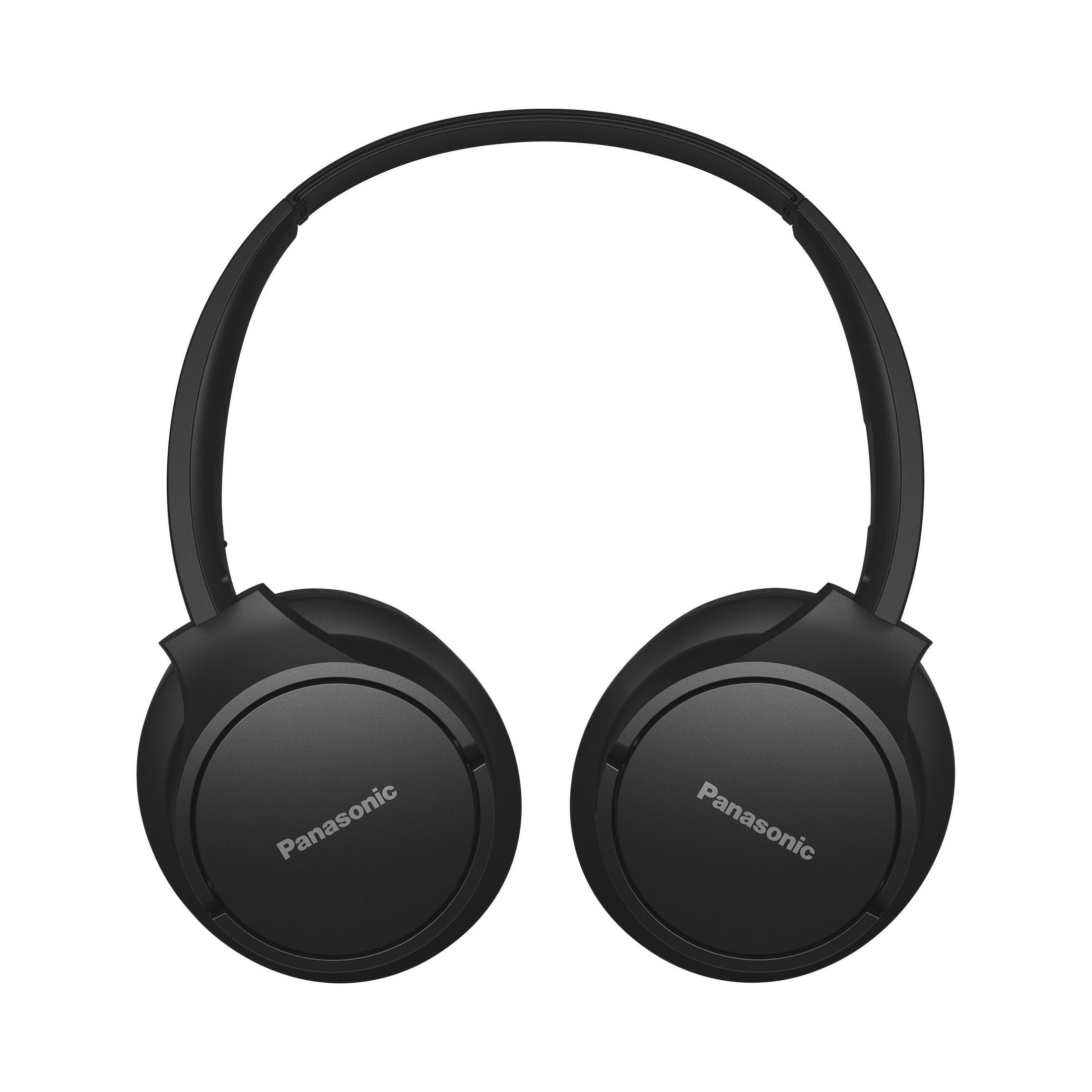 Czarne słuchawki z logo 'Panasonic' na każdej słuchawce. Białe tło.