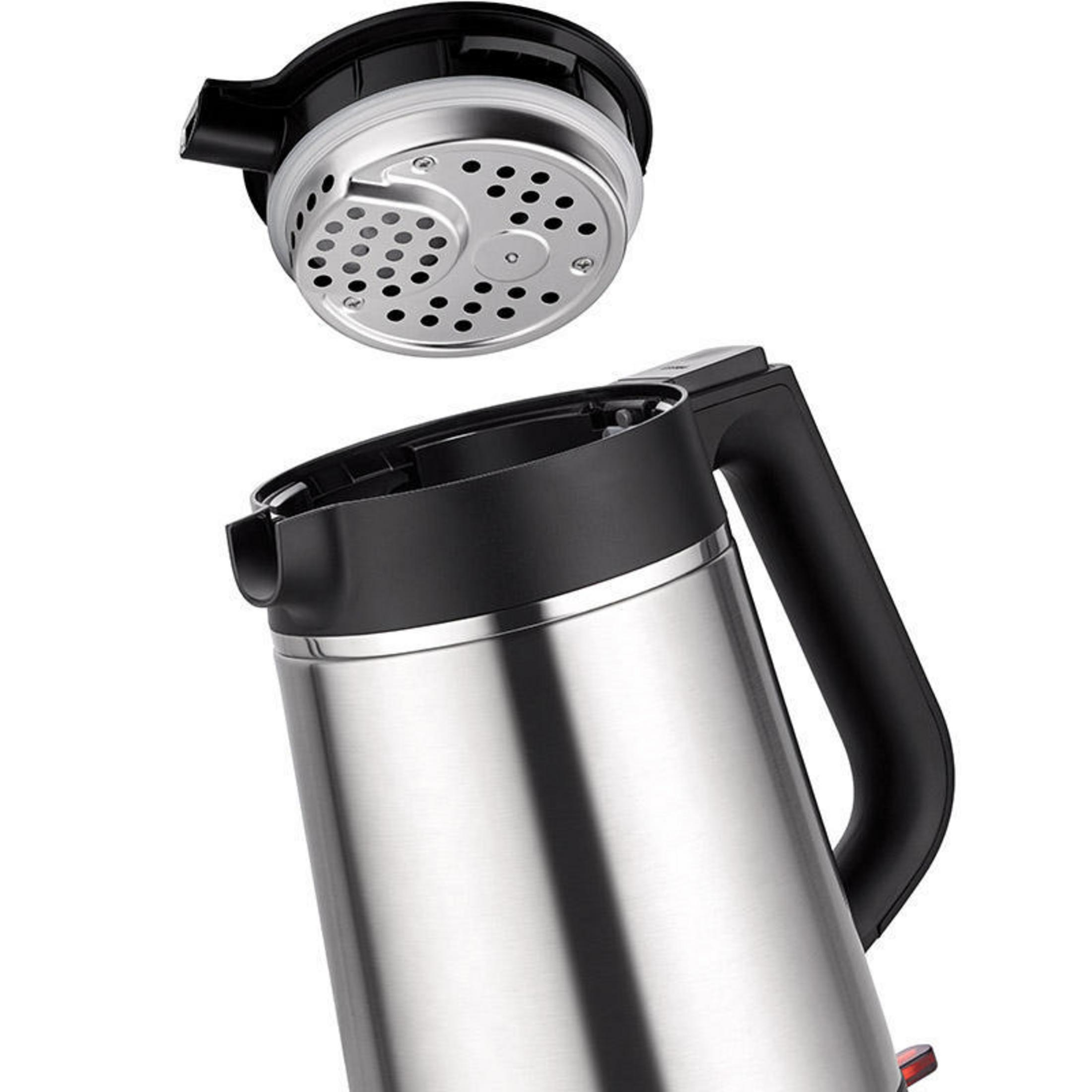 Elektryczny czajnik ze stali nierdzewnej z odłączoną pokrywą. Tło jest białe.