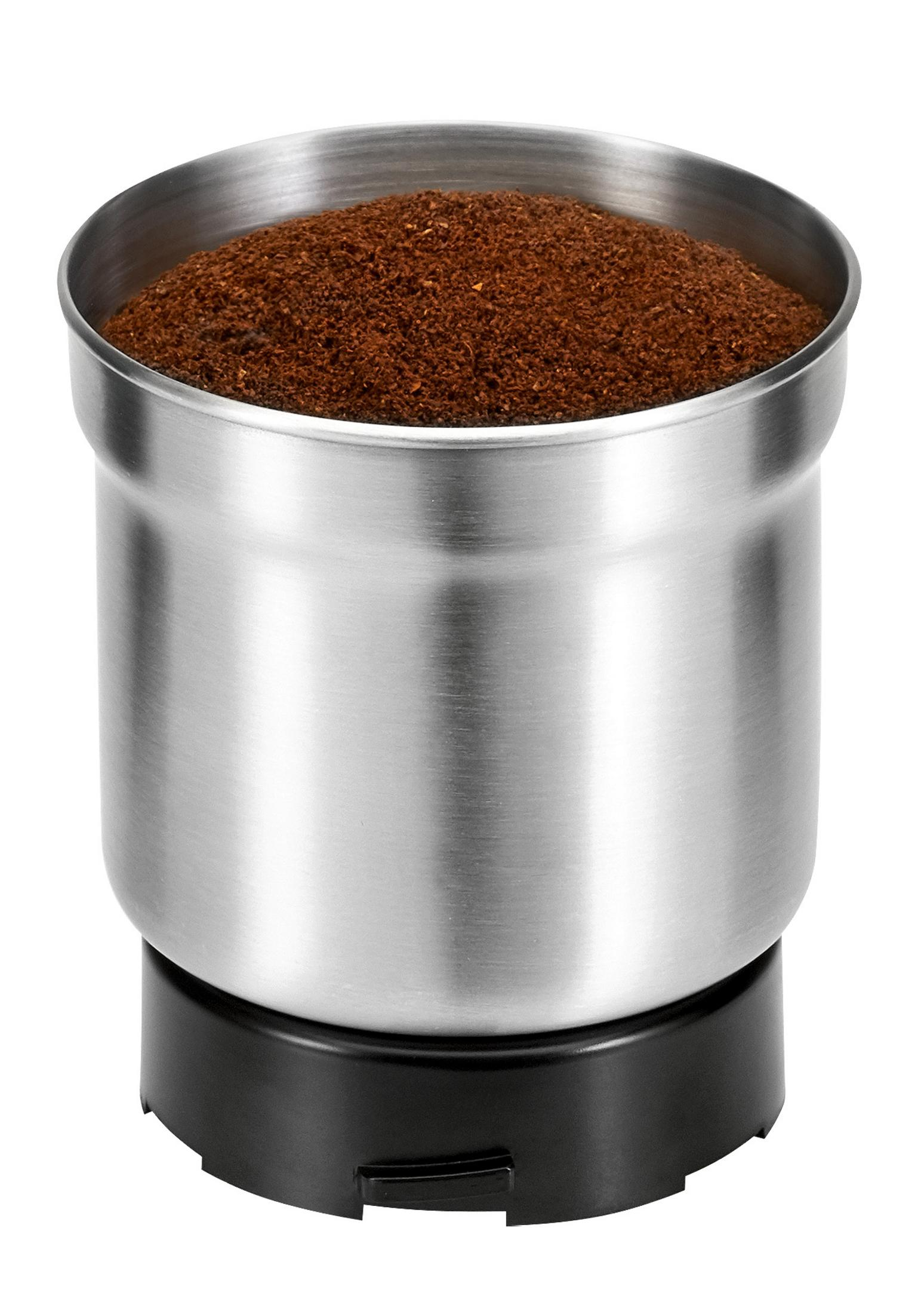 Młynek do kawy ze stali nierdzewnej wypełniony zmieloną kawą. Białe tło.